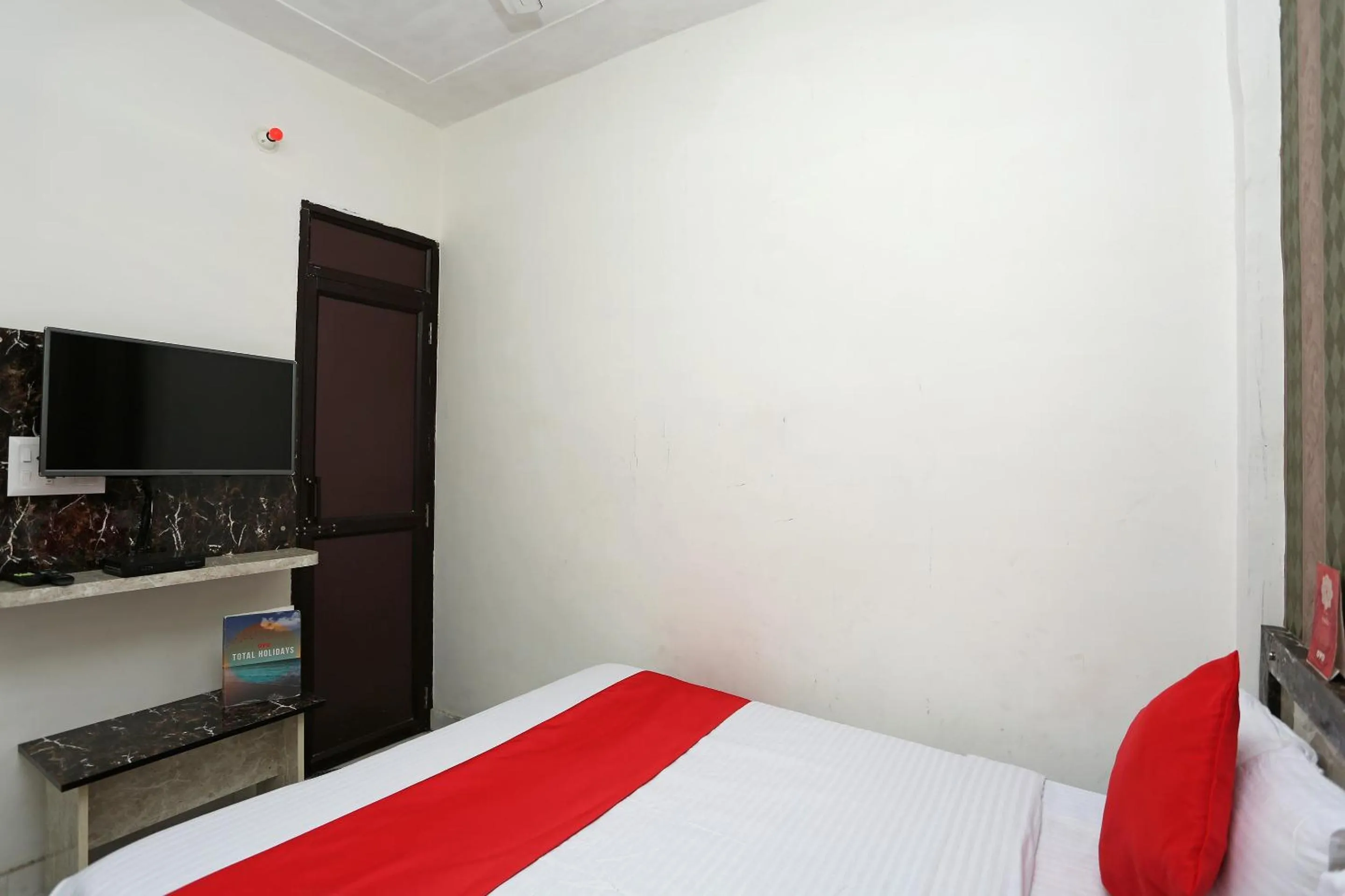 Bedroom, Bed in Hotel O Blue Moon