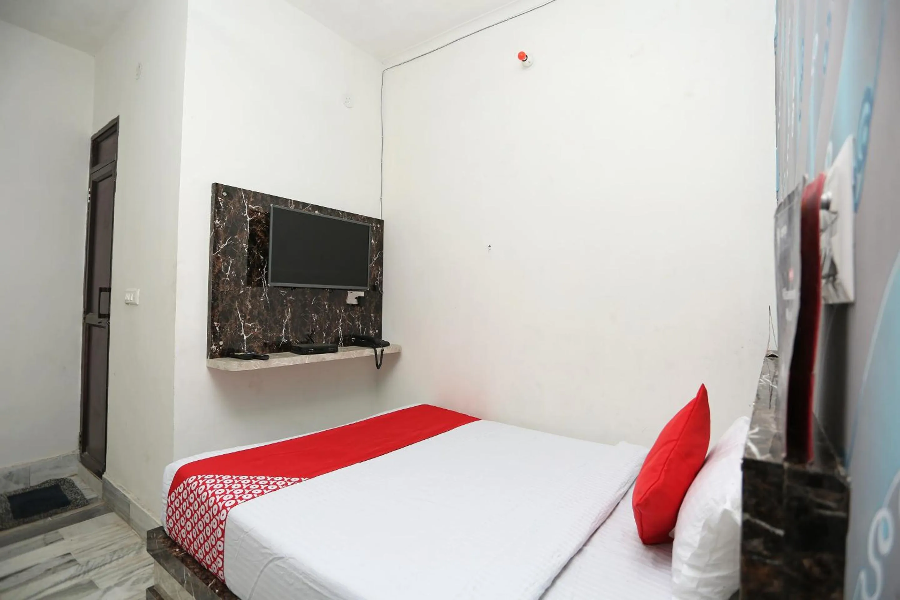 Bedroom, Bed in Hotel O Blue Moon