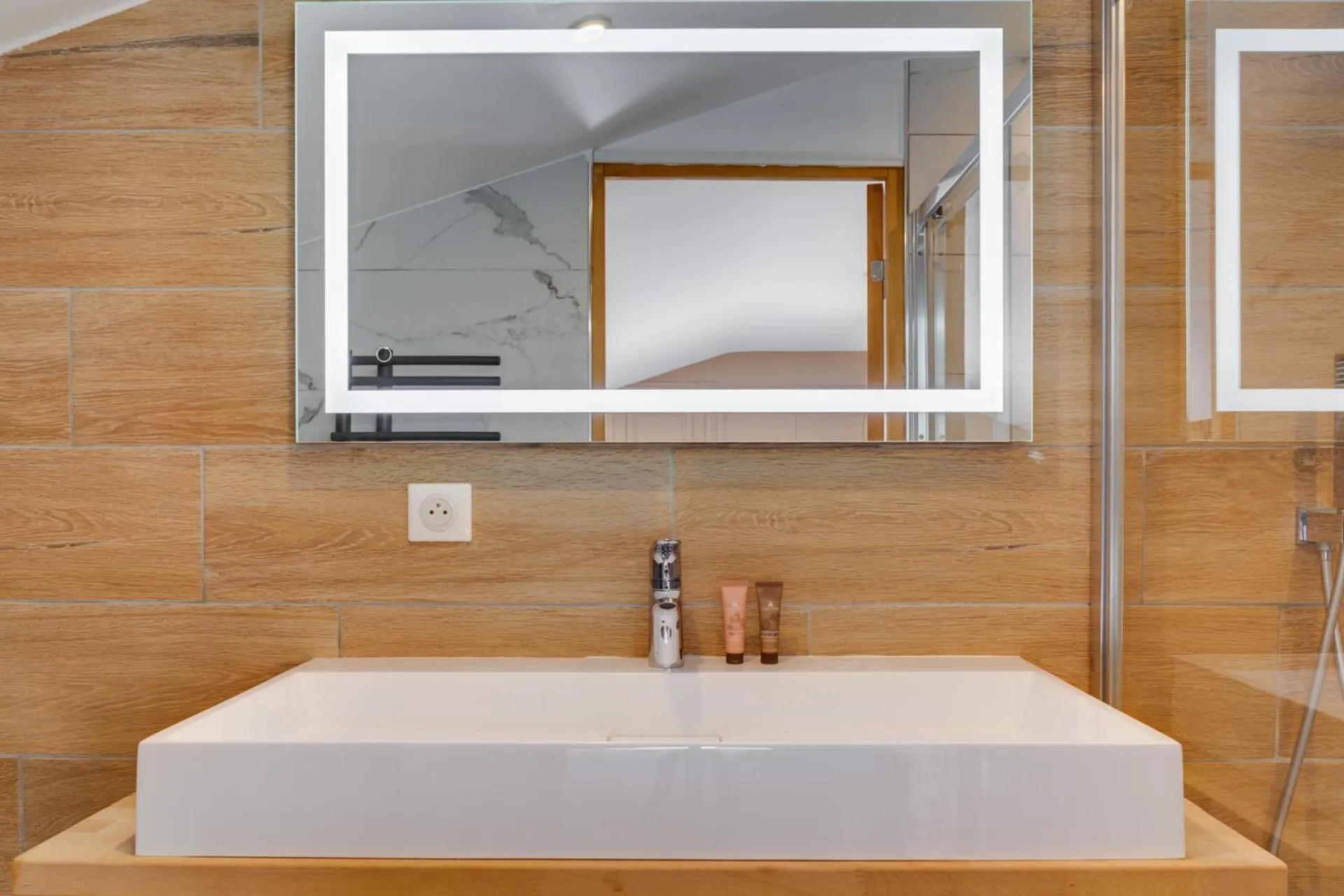 Bathroom in Hôtel Une Chambre en Ville