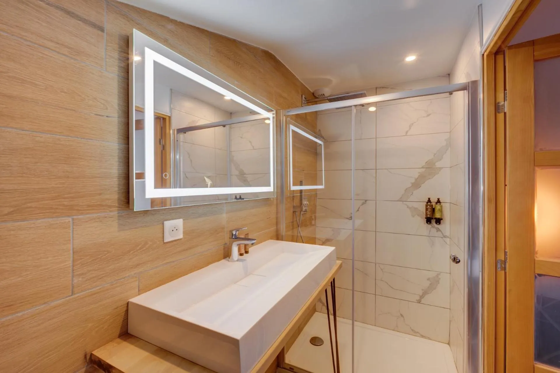 Shower in Hôtel Une Chambre en Ville