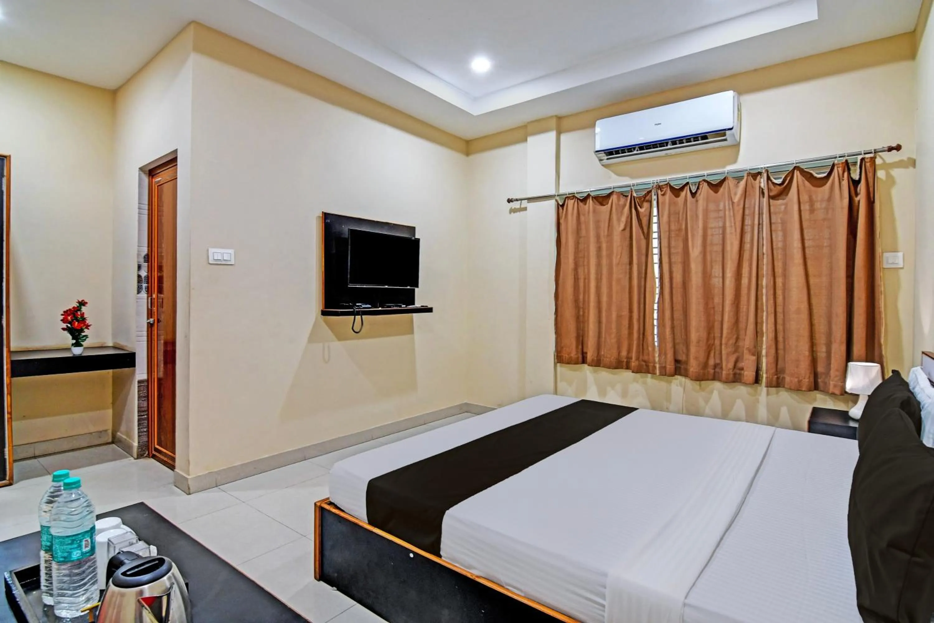 Communal lounge/ TV room, Bed in Archie Oasis