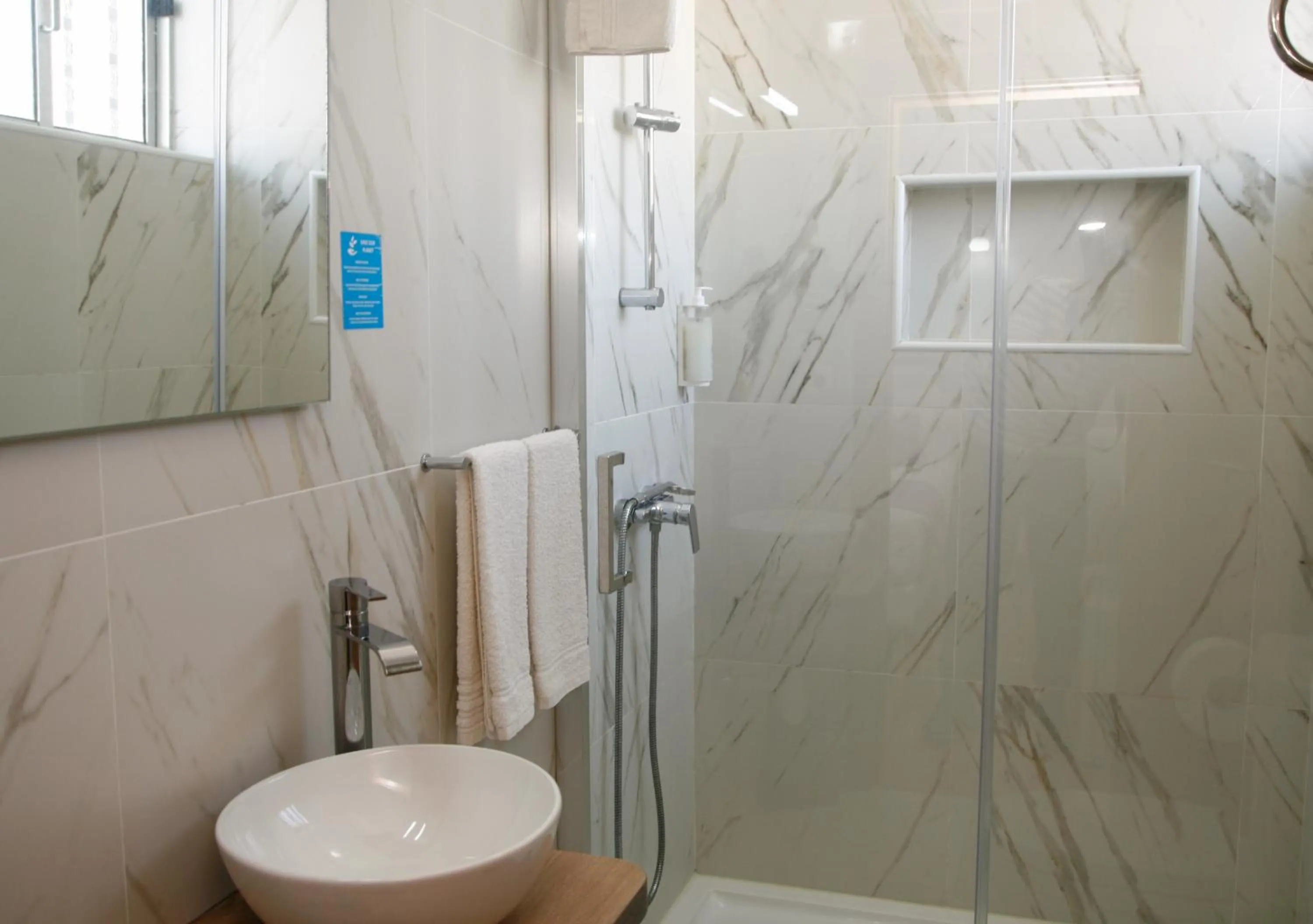 Shower in Nova Delpa AL