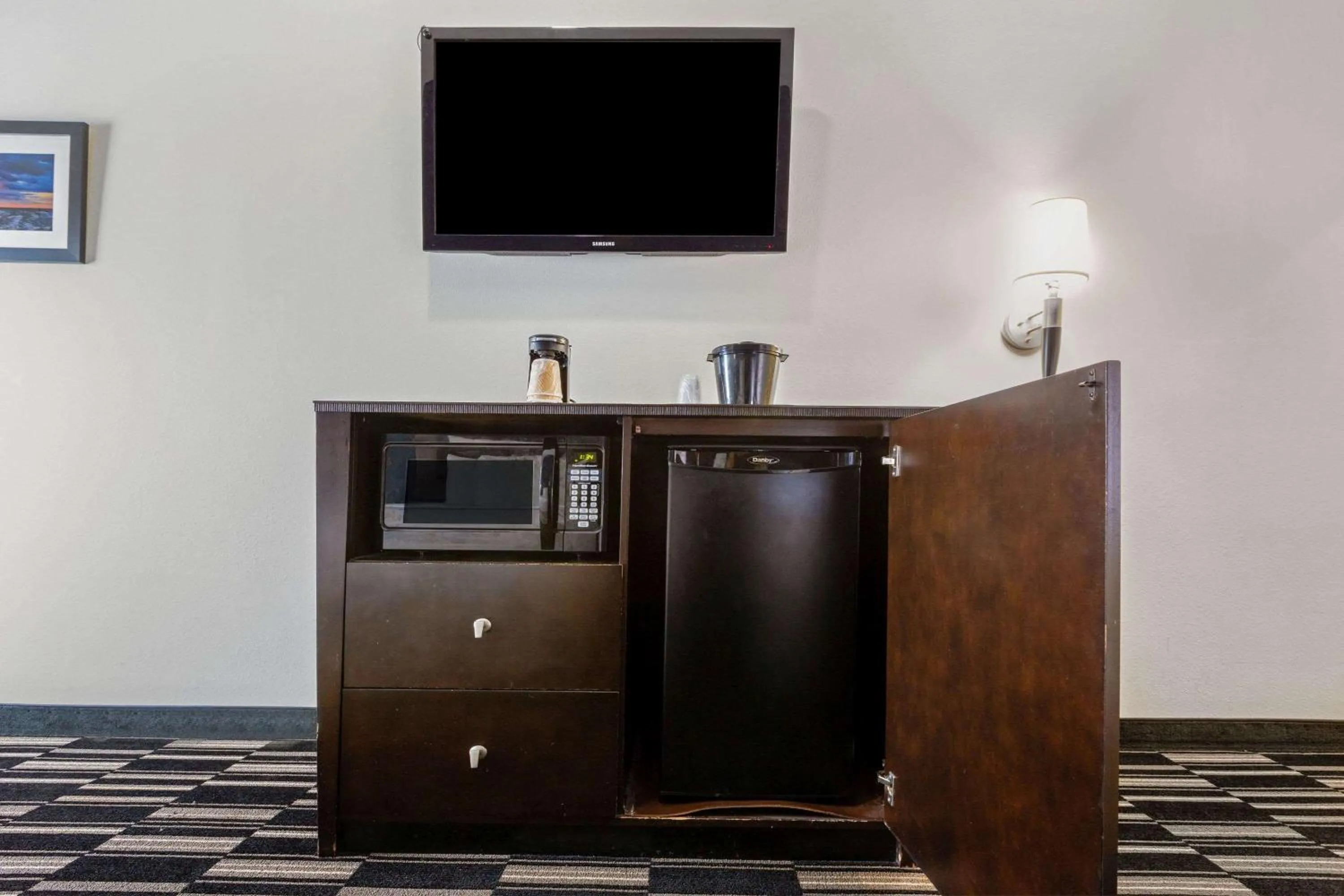 TV and multimedia in La Quinta by Wyndham Alvin
