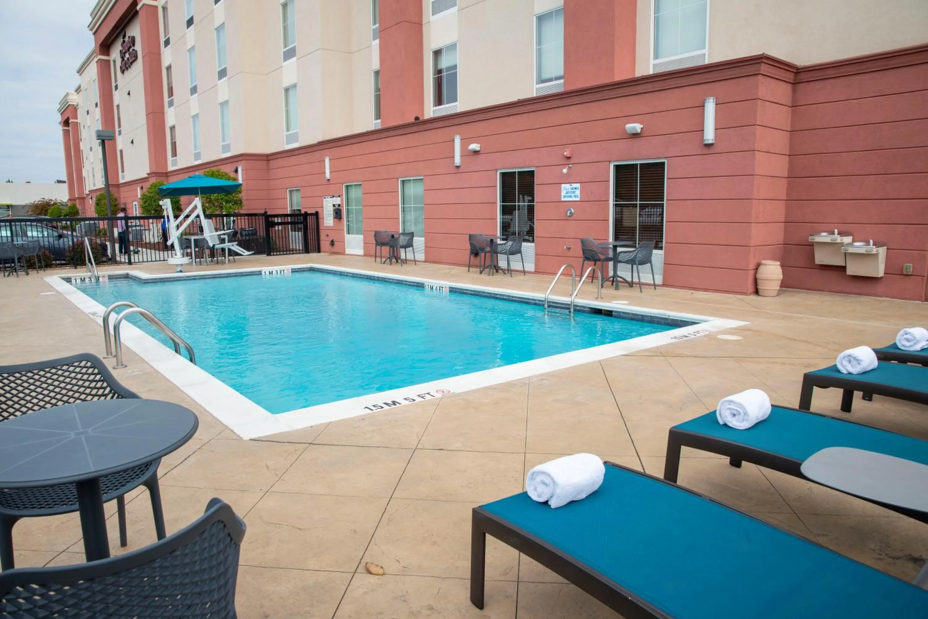 Swimming pool in Hampton Inn & Suites Jacksonville