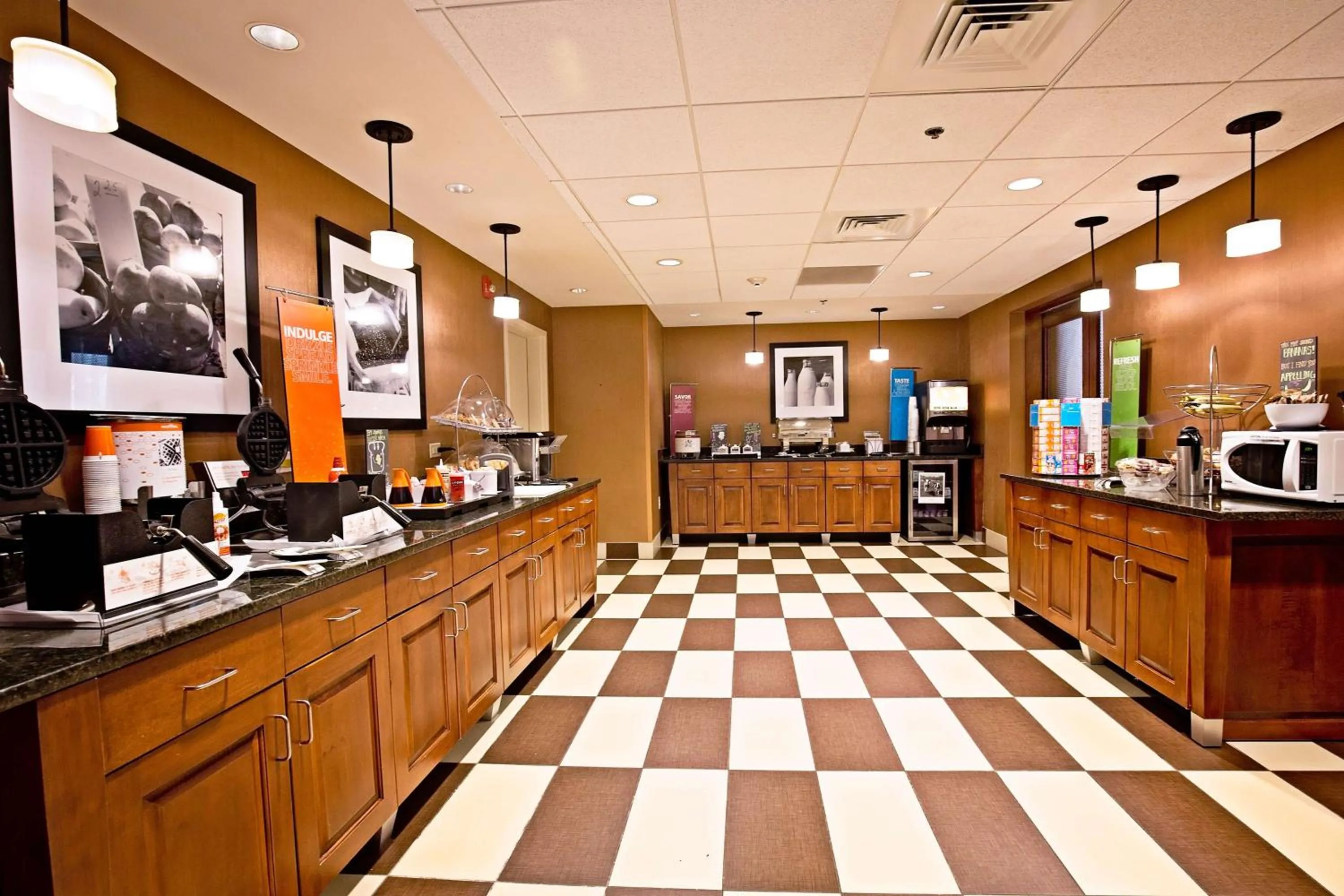 Dining area in Hampton Inn & Suites Jacksonville