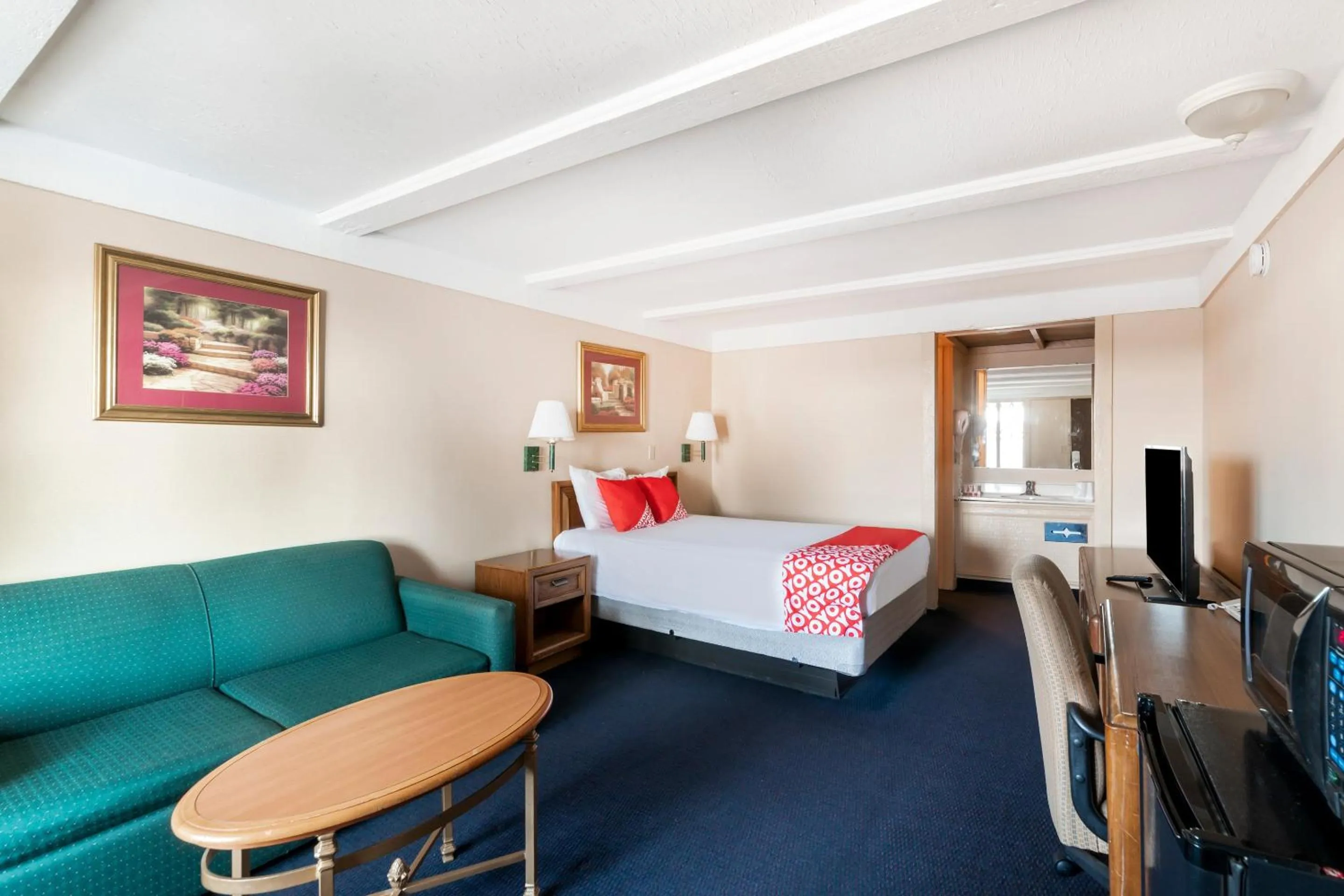 Bedroom in OYO Hotel Wadsworth OH I-76