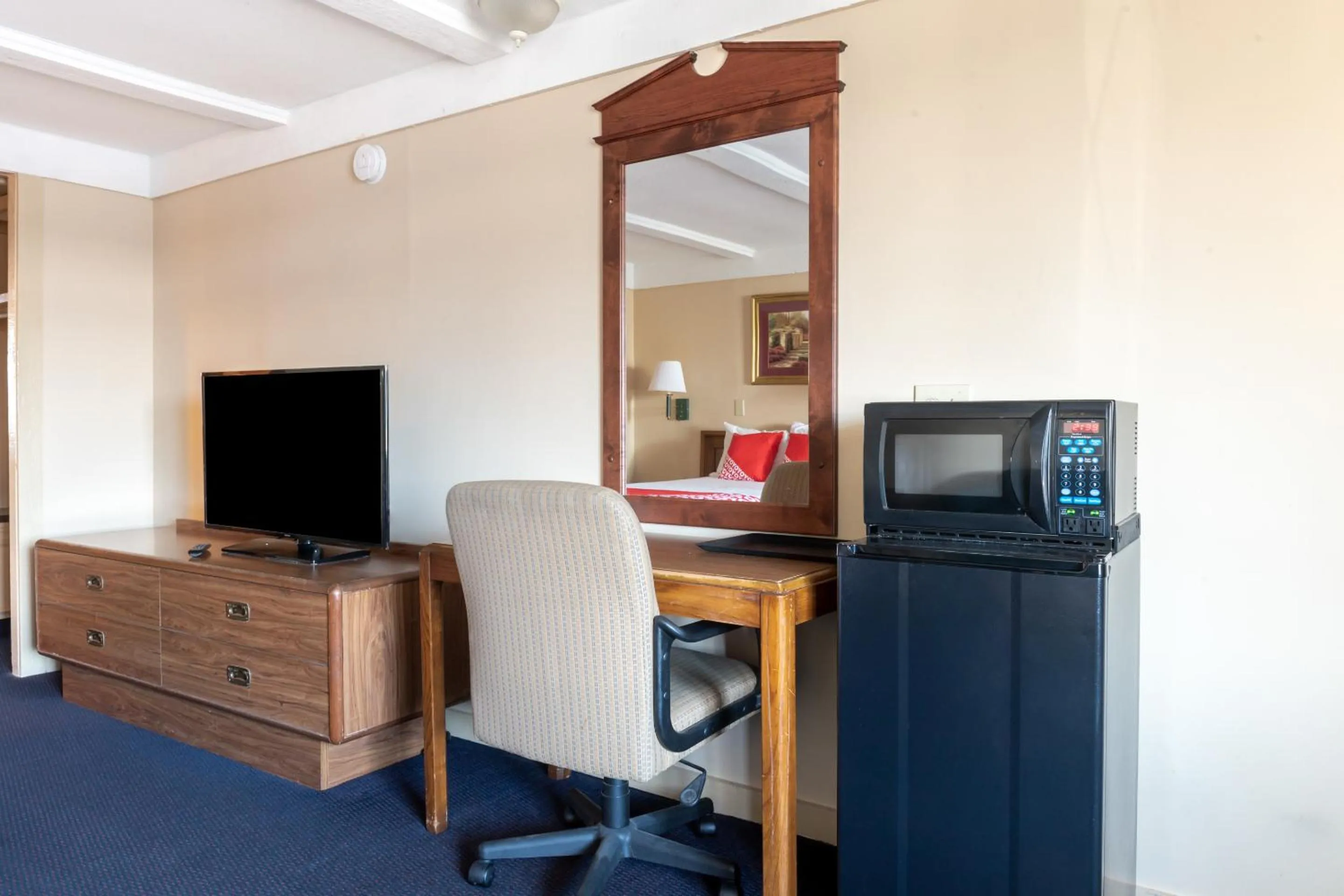 TV and multimedia, TV/Entertainment Center in OYO Hotel Wadsworth OH I-76