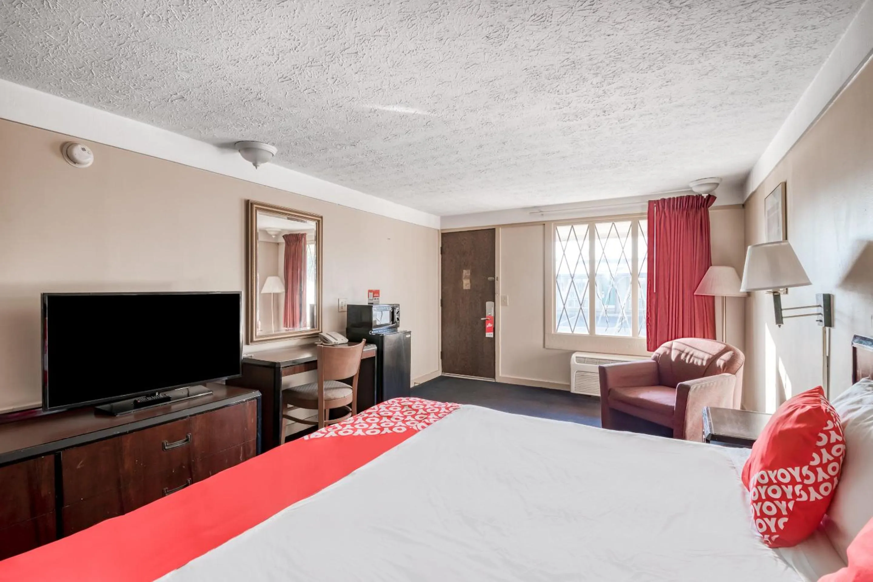 Bedroom, TV/Entertainment Center in OYO Hotel Wadsworth OH I-76