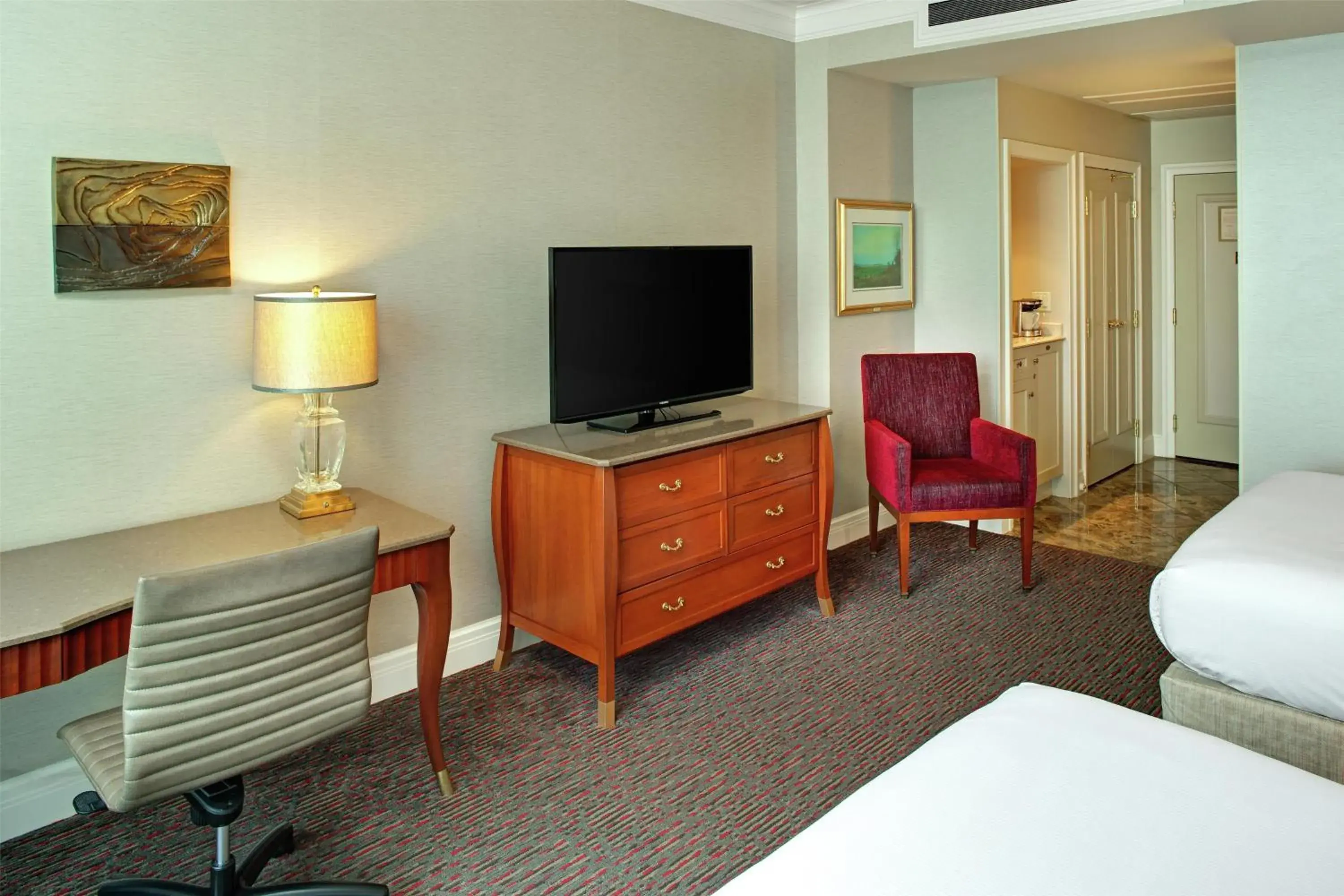 Queen Room with Two Queen Beds and Lake View in Hilton Lac-Leamy Queen Room with Two Queen Beds and Lake View in Hilton Lac-Leamy