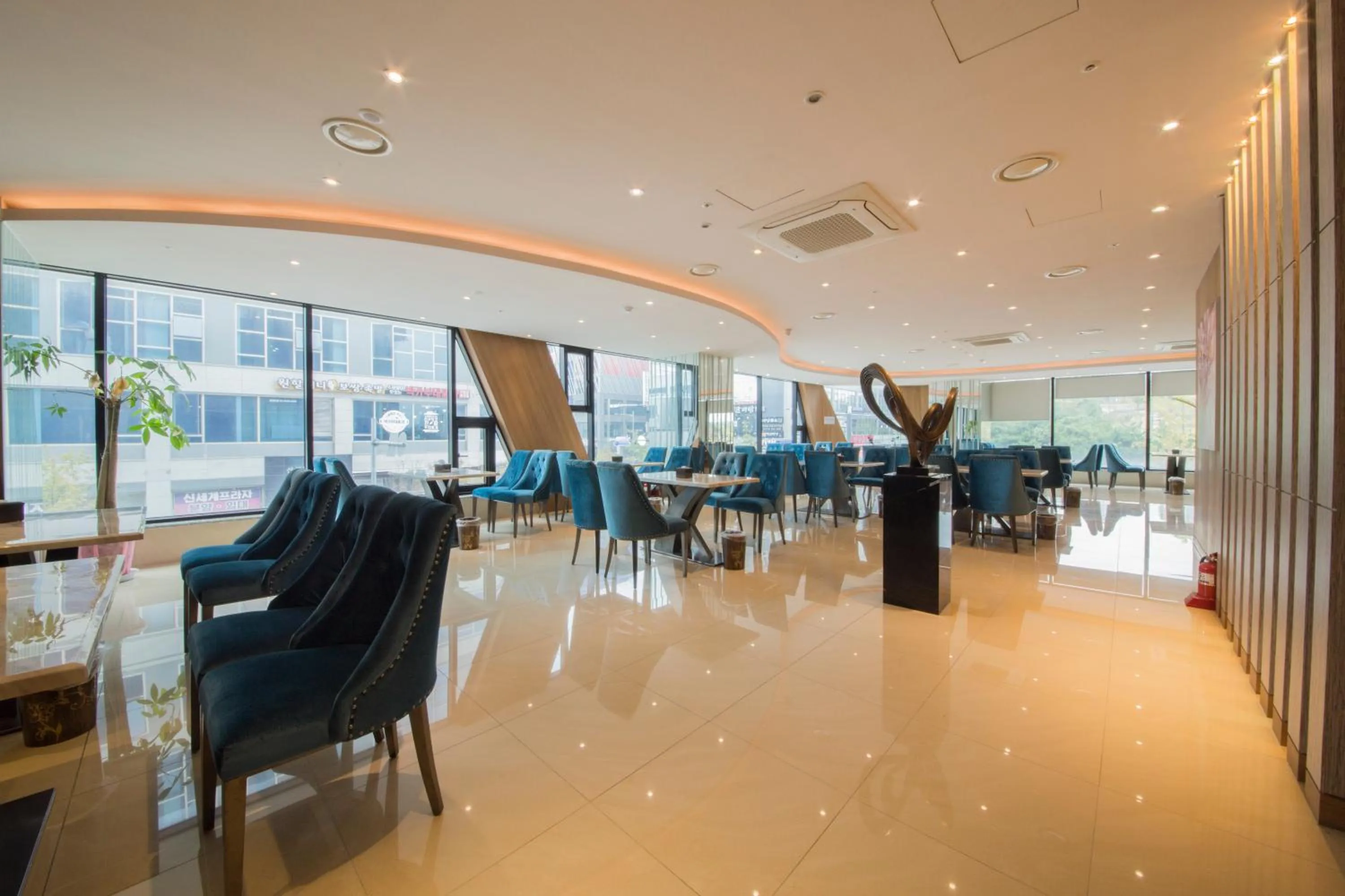 Restaurant/places to eat in Guwol Hotel