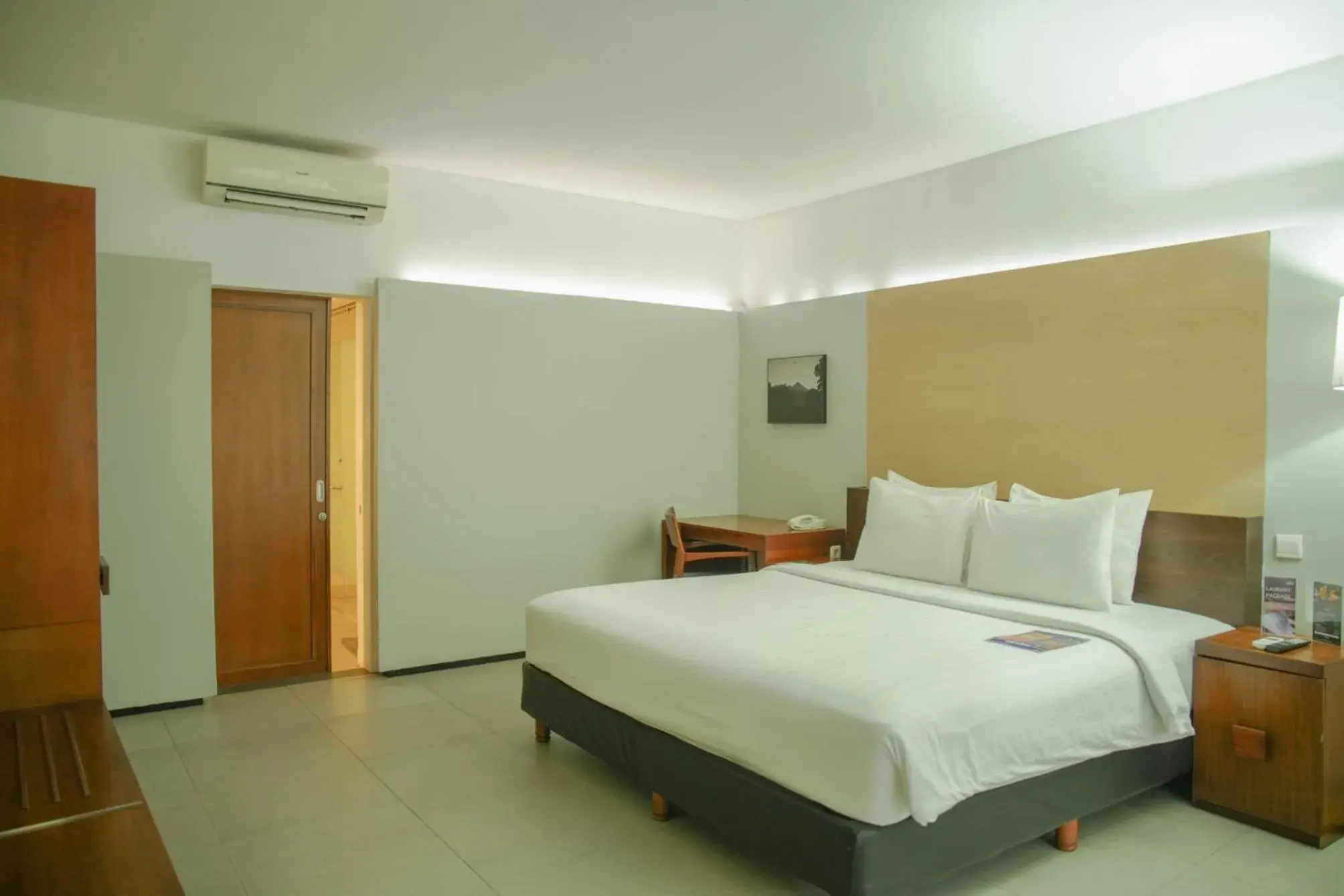 Deluxe Double or Twin Room with Pool Access in Hotel Neo+ Green Savana Sentul City Deluxe Double or Twin Room with Pool Access in Hotel Neo+ Green Savana Sentul City