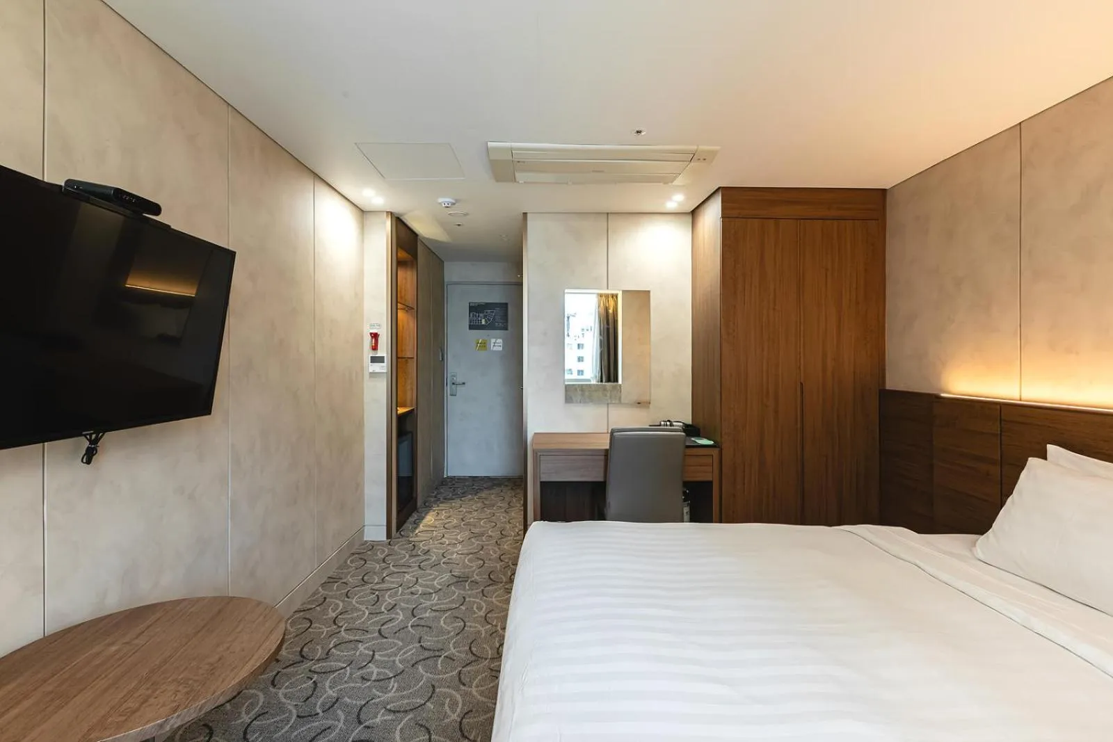 wardrobe, Bed in New Seoul Hotel Myeongdong