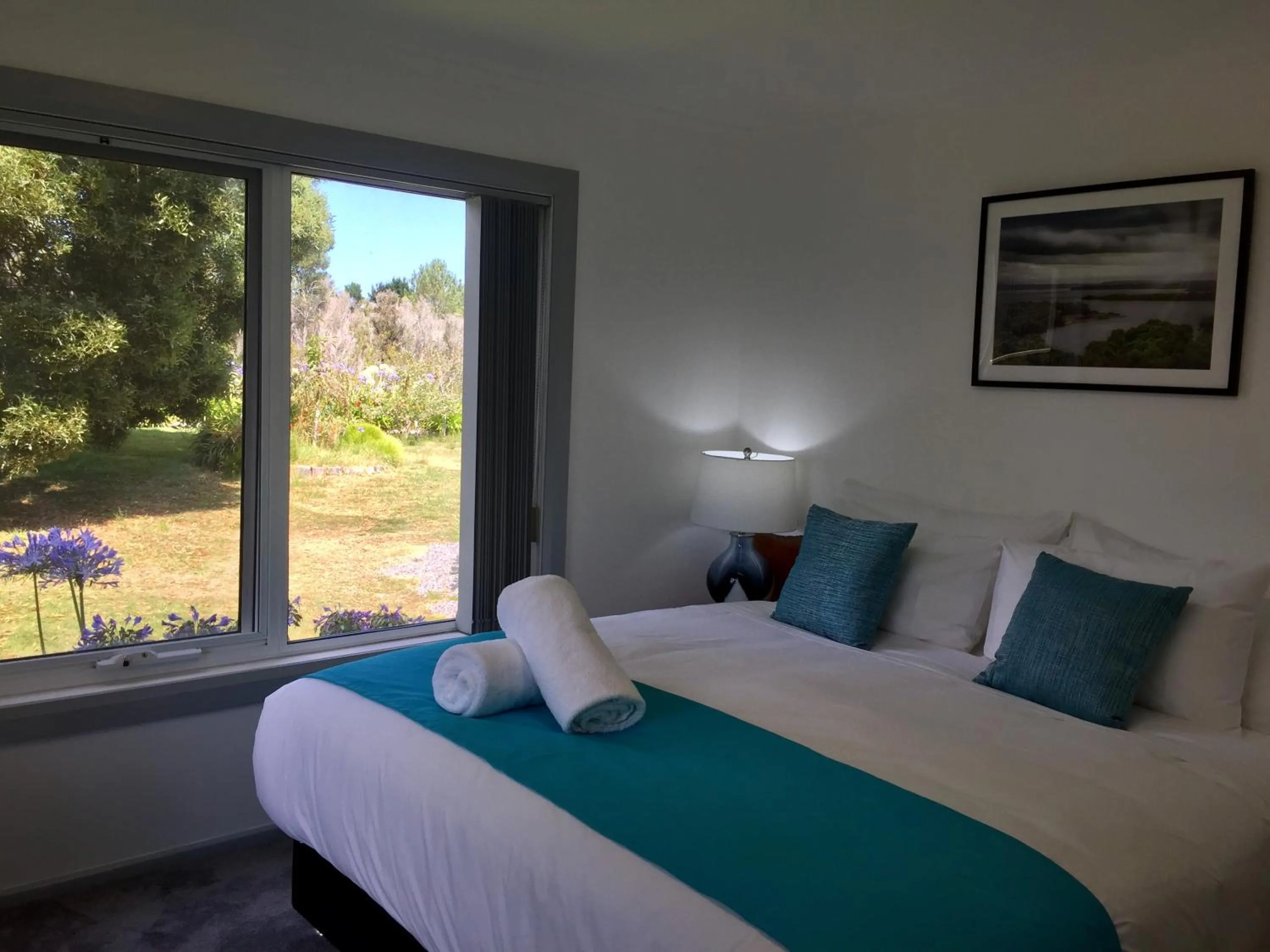 Bed in Regatta Point Tavern & Holiday Villas