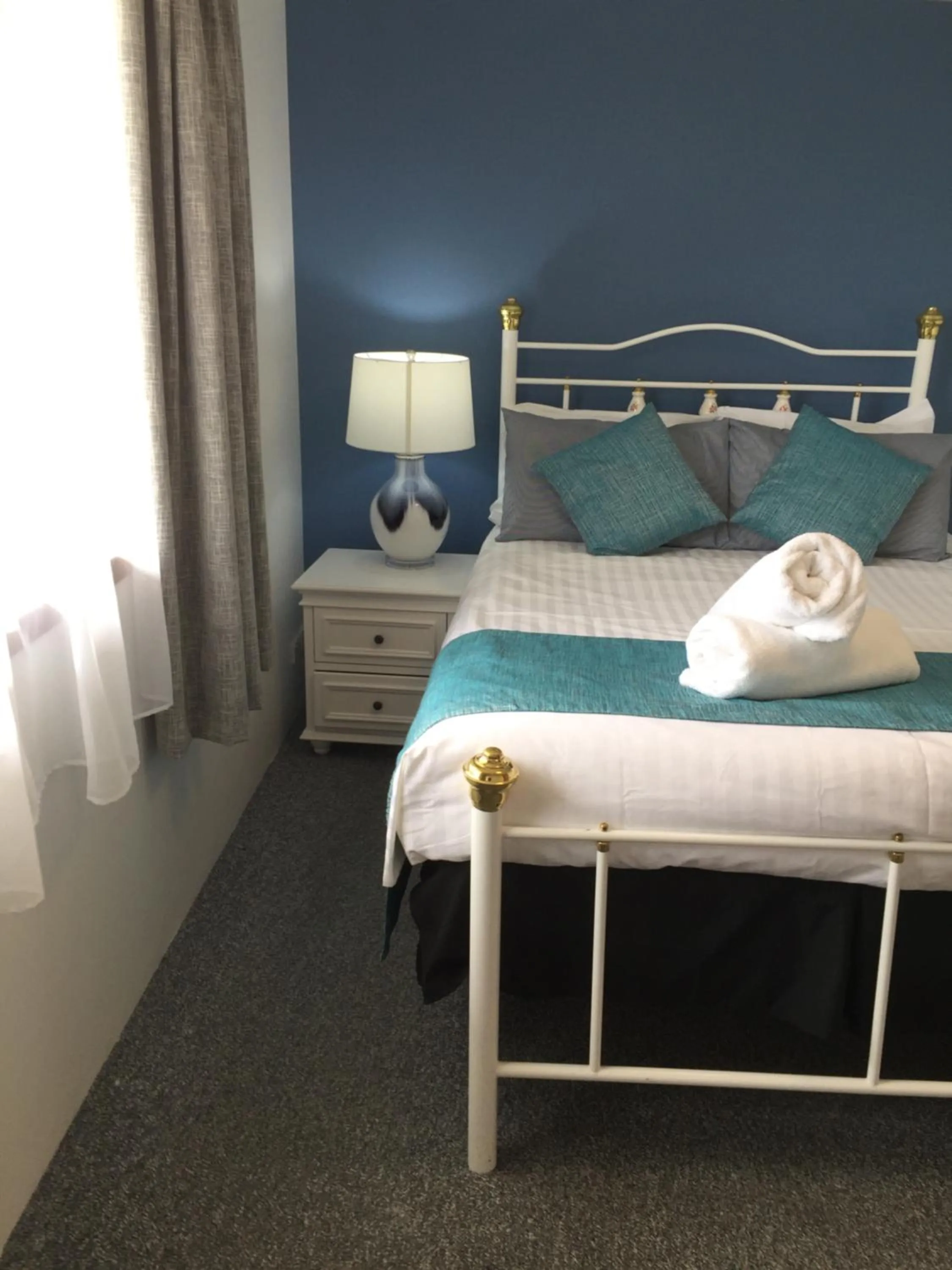 Bed in Regatta Point Tavern & Holiday Villas