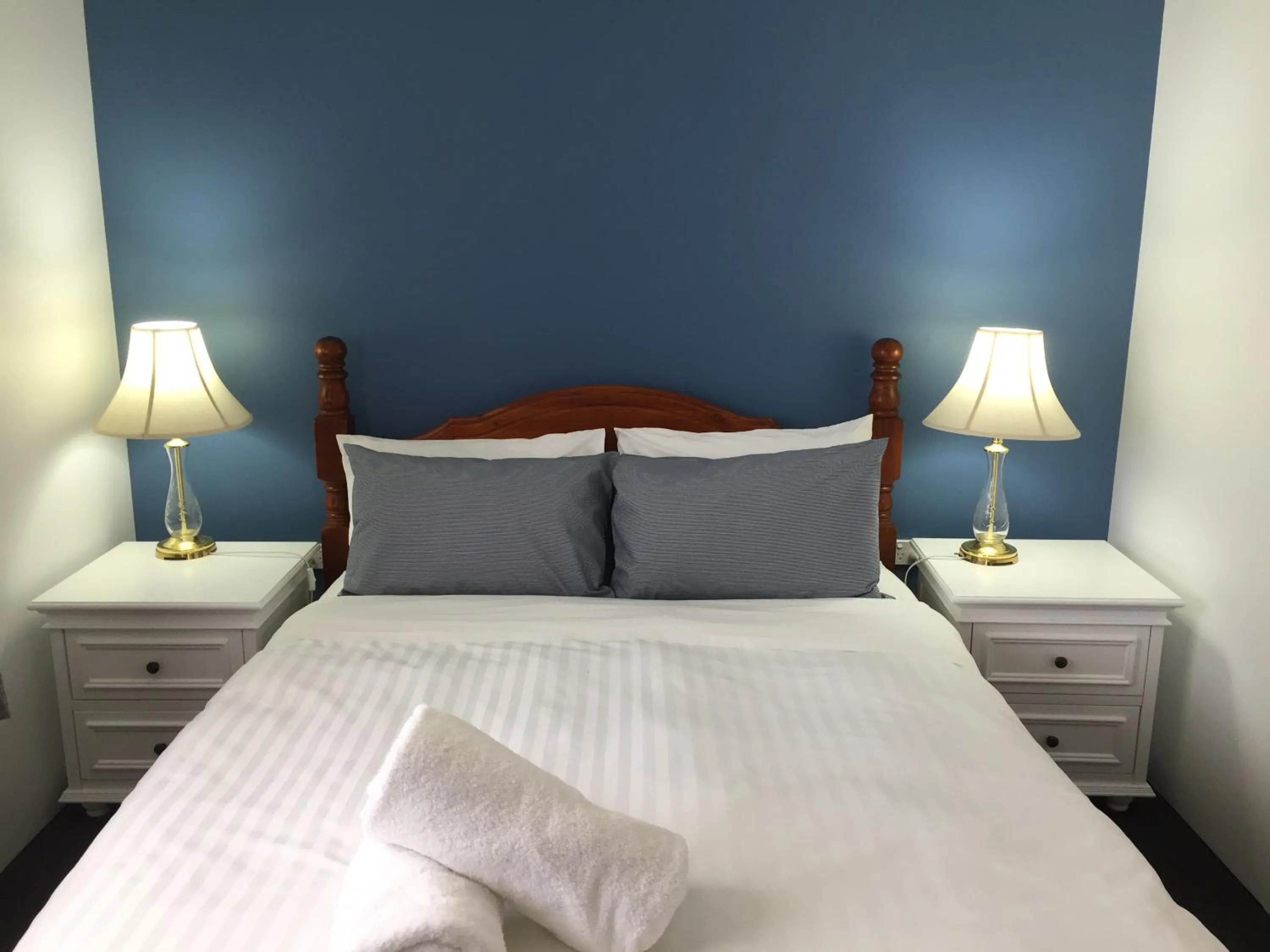Bed in Regatta Point Tavern & Holiday Villas