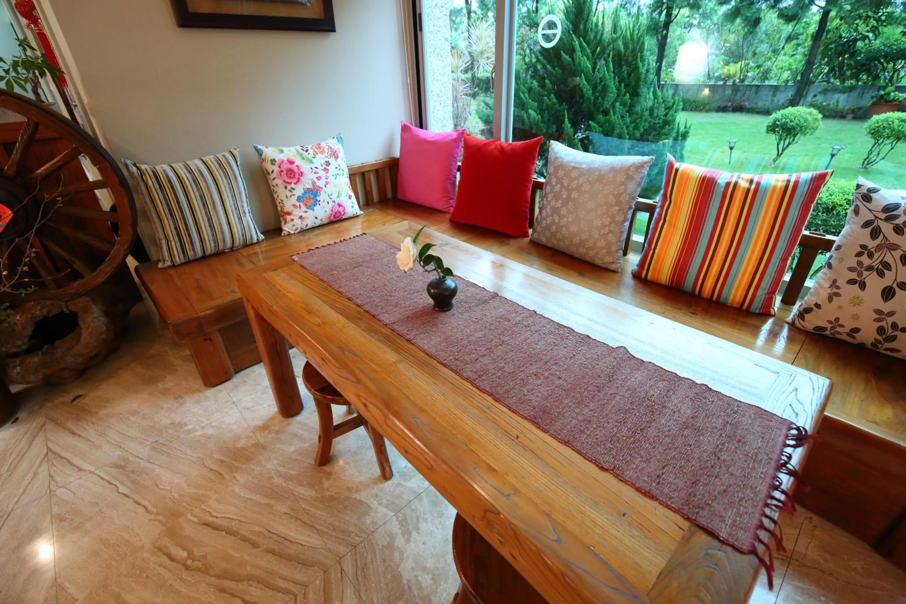 Communal lounge/ TV room in Pretty Sun B&B