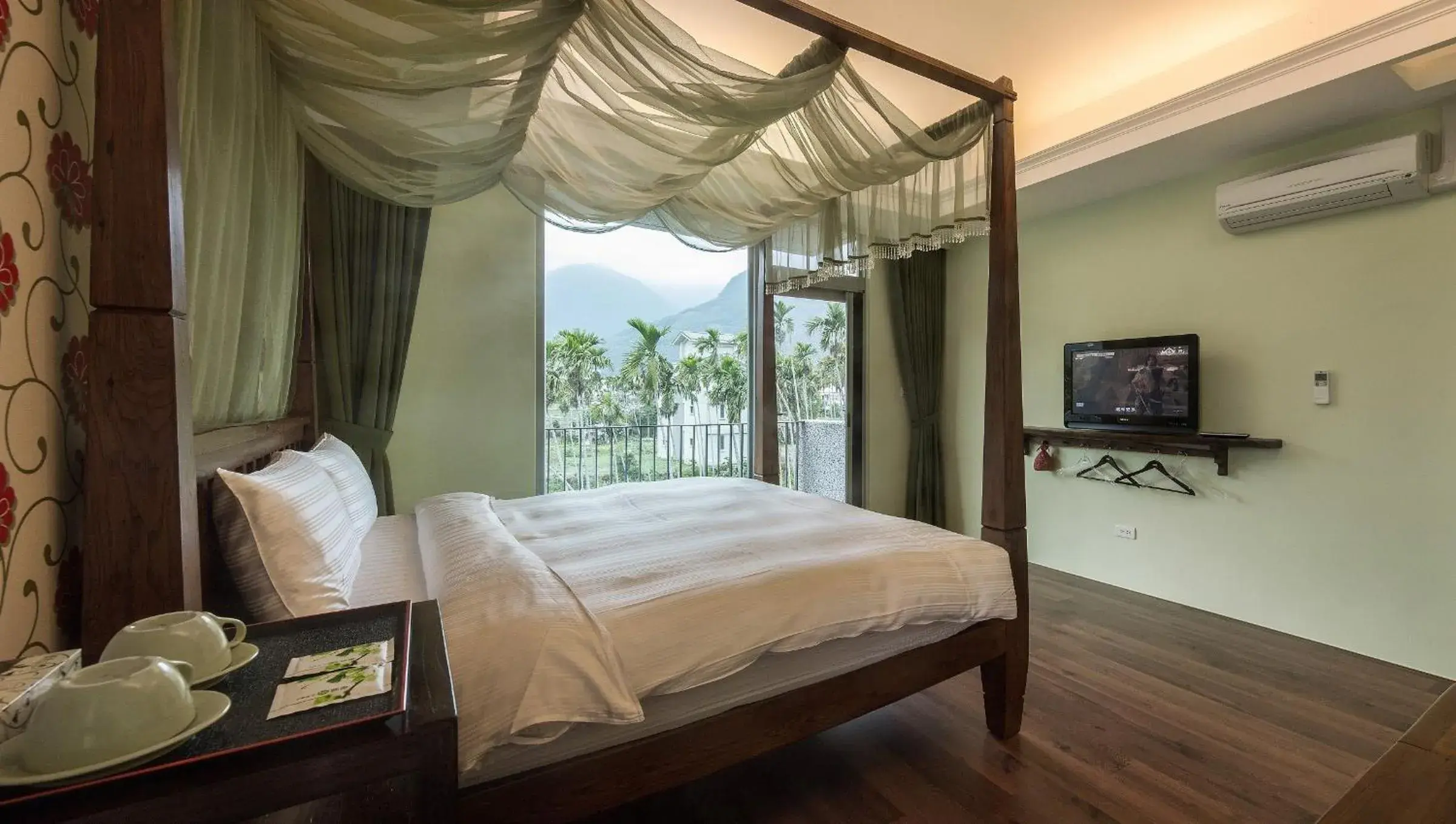 Double Room with Mountain View in Pretty Sun B&B Double Room with Mountain View in Pretty Sun B&B