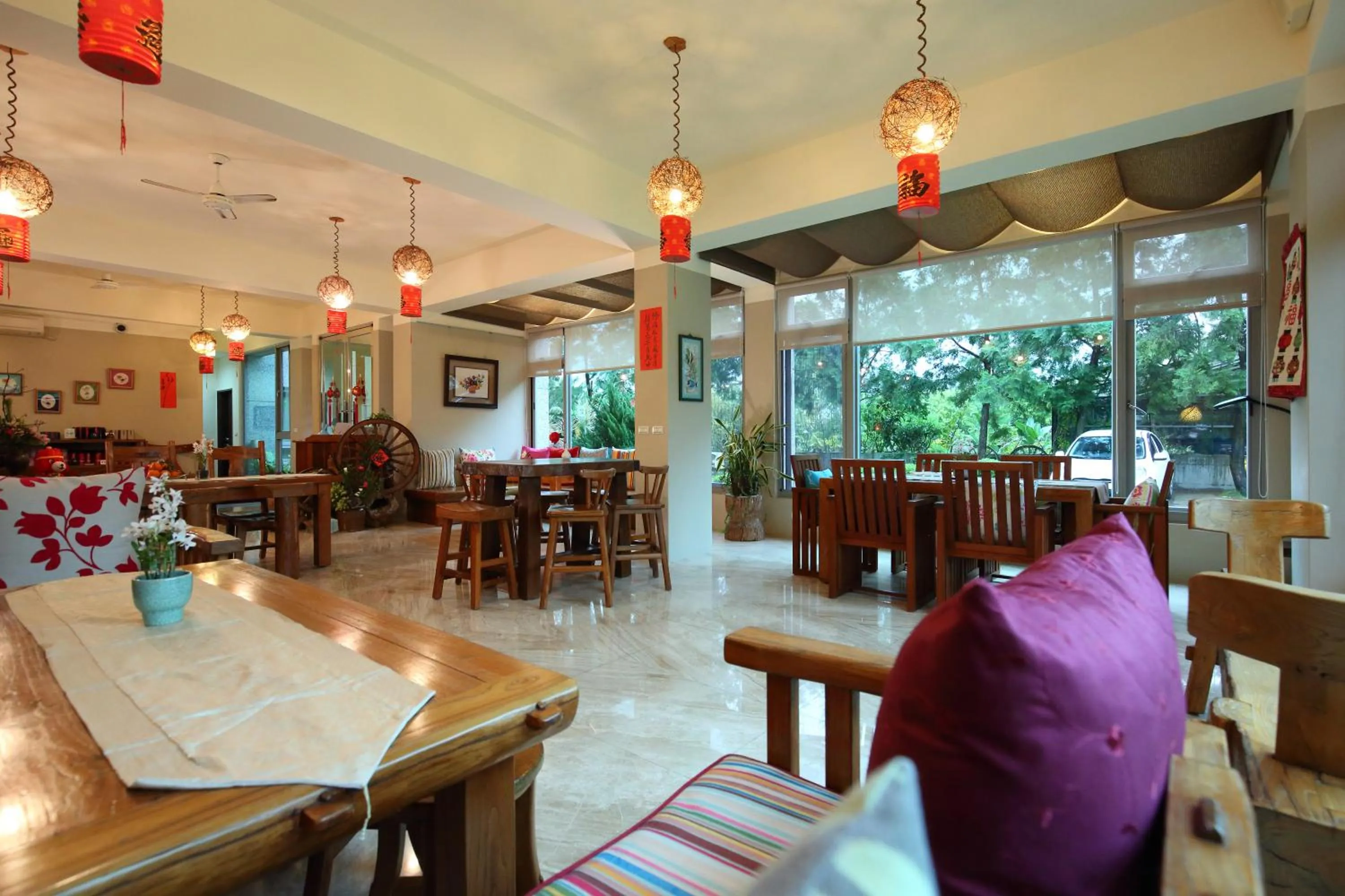 Communal lounge/ TV room in Pretty Sun B&B