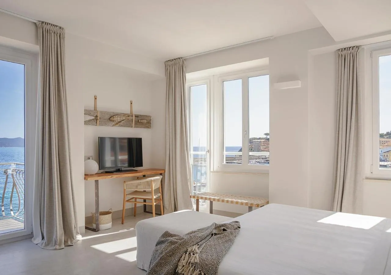 Bed in LA GUARDIA Hotel