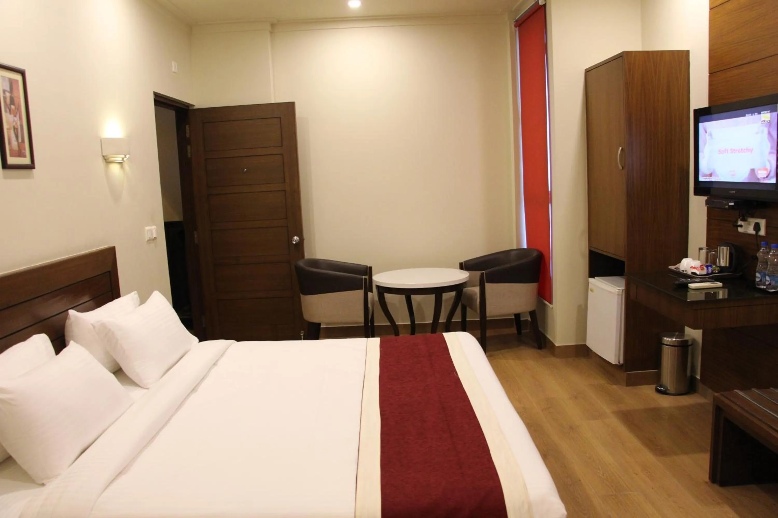 Communal lounge/ TV room, Bed in Hotel Dasaprakash