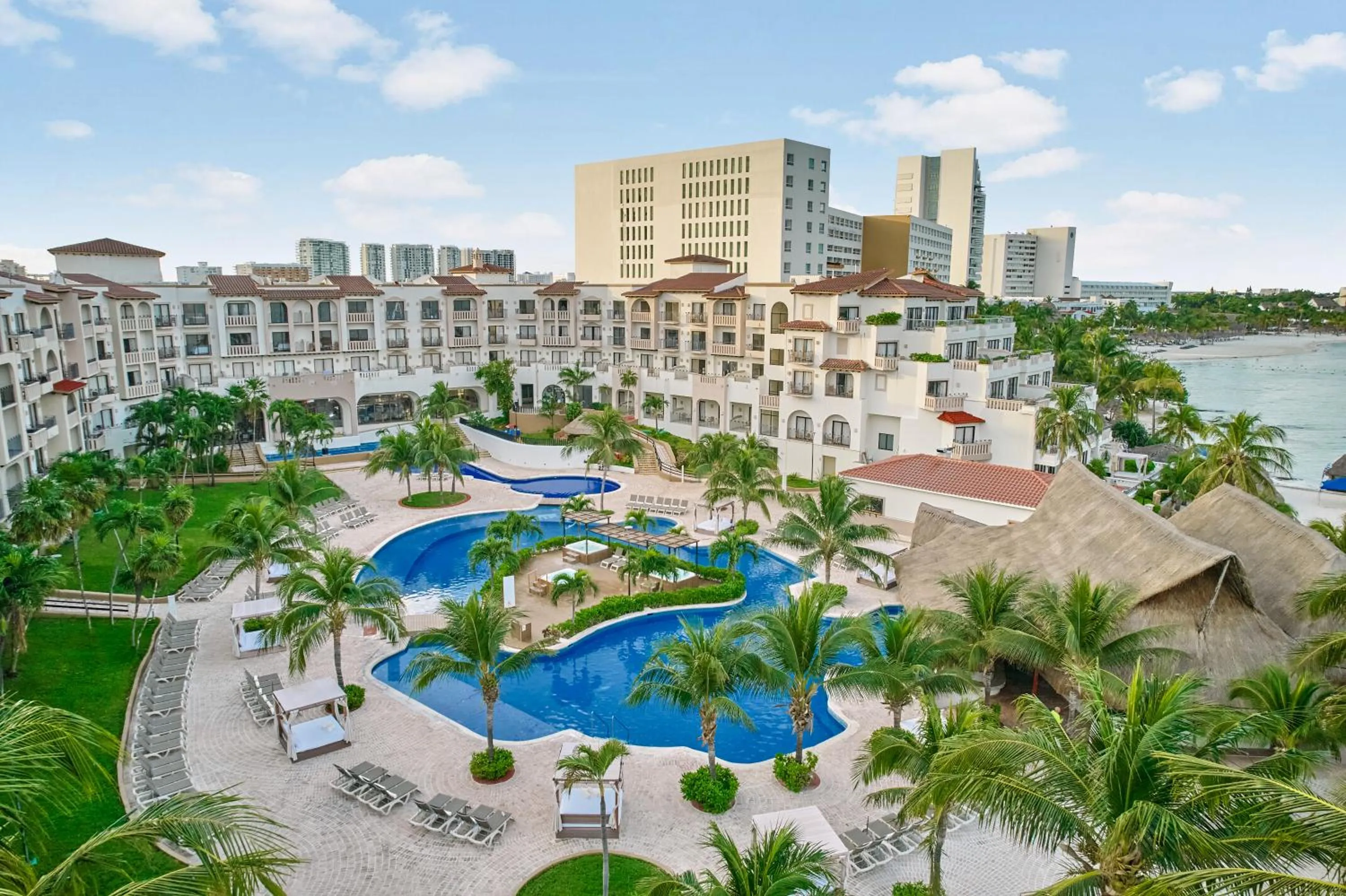 Swimming pool in Fiesta Americana Cancun Villas