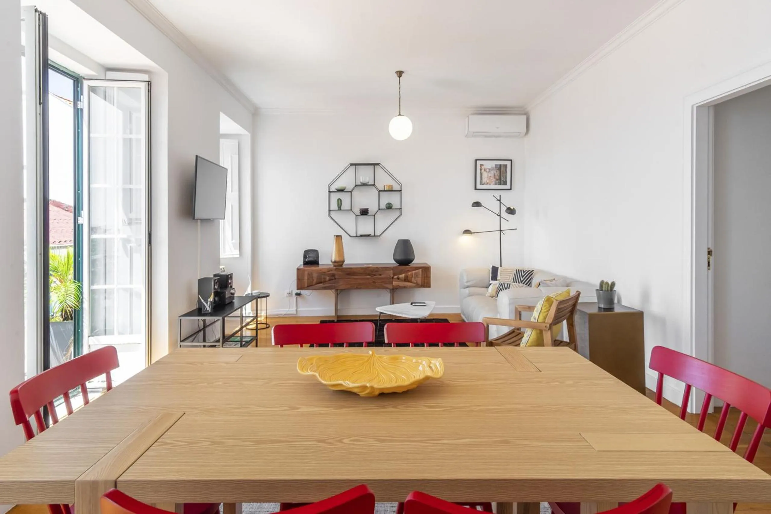 Dining area in LV Premier Bica River View