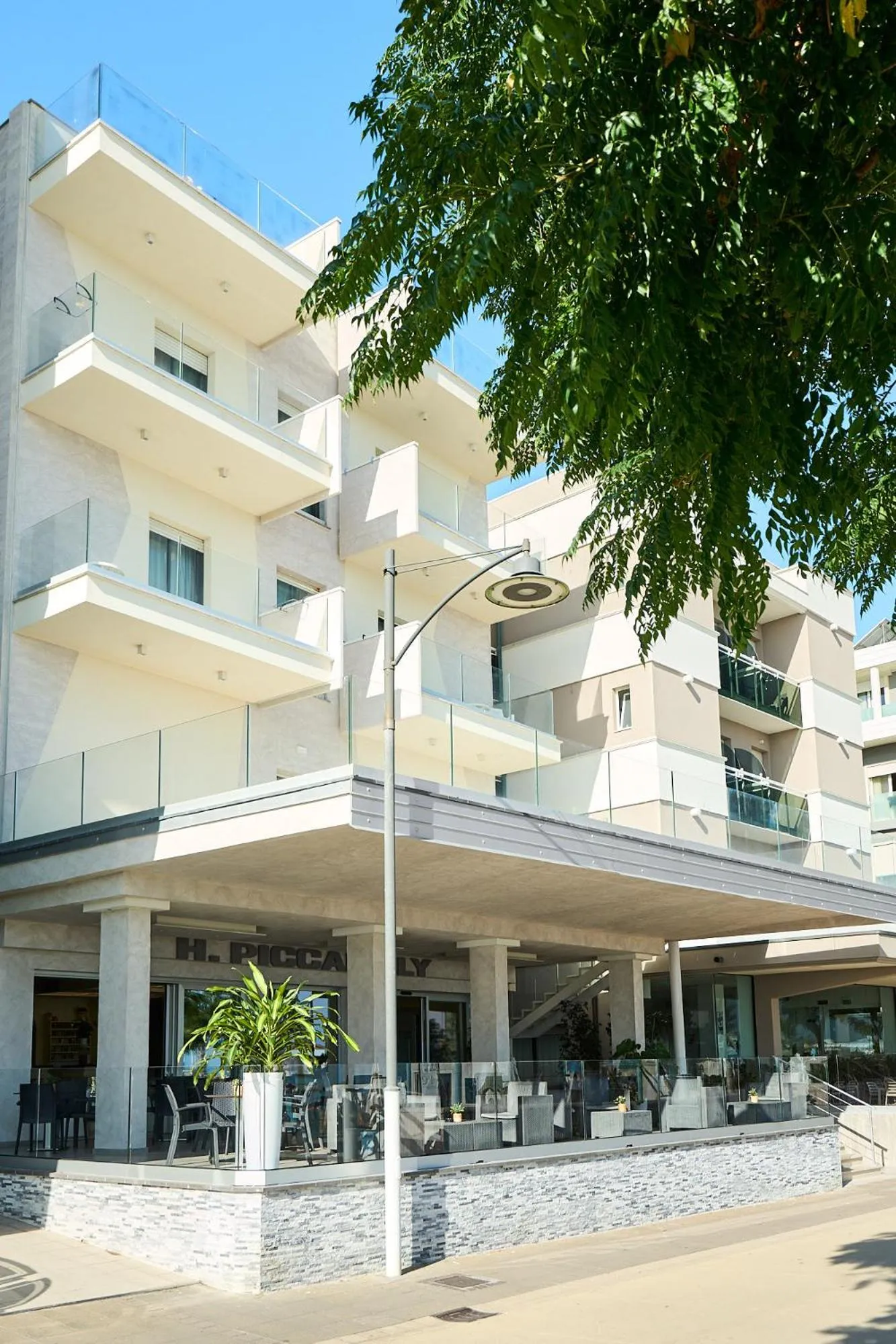 Property building in Hotel Piccadilly