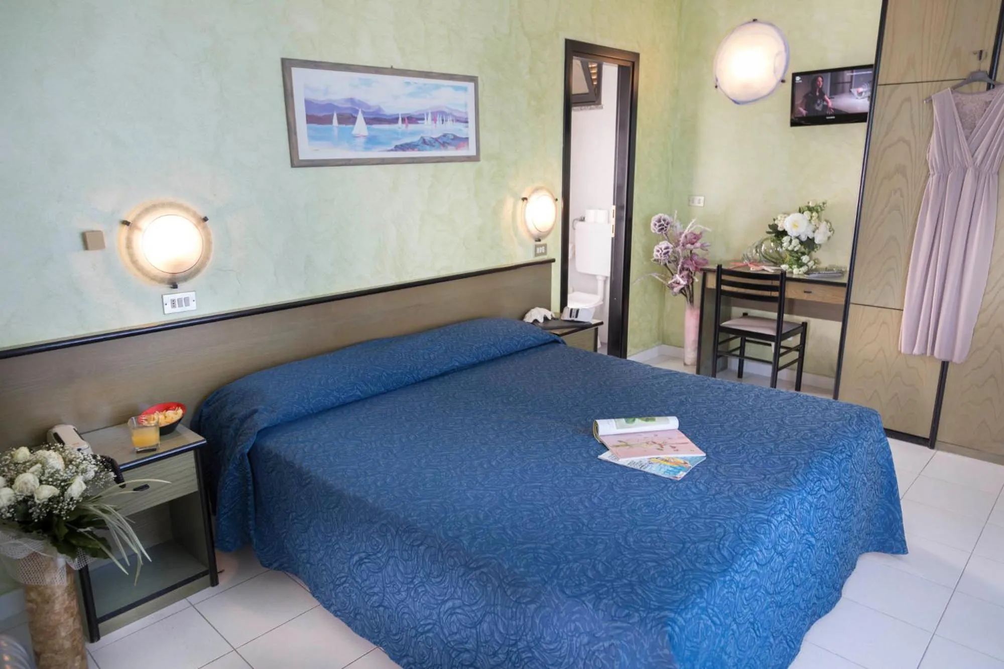 Photo of the whole room in Hotel Piccadilly