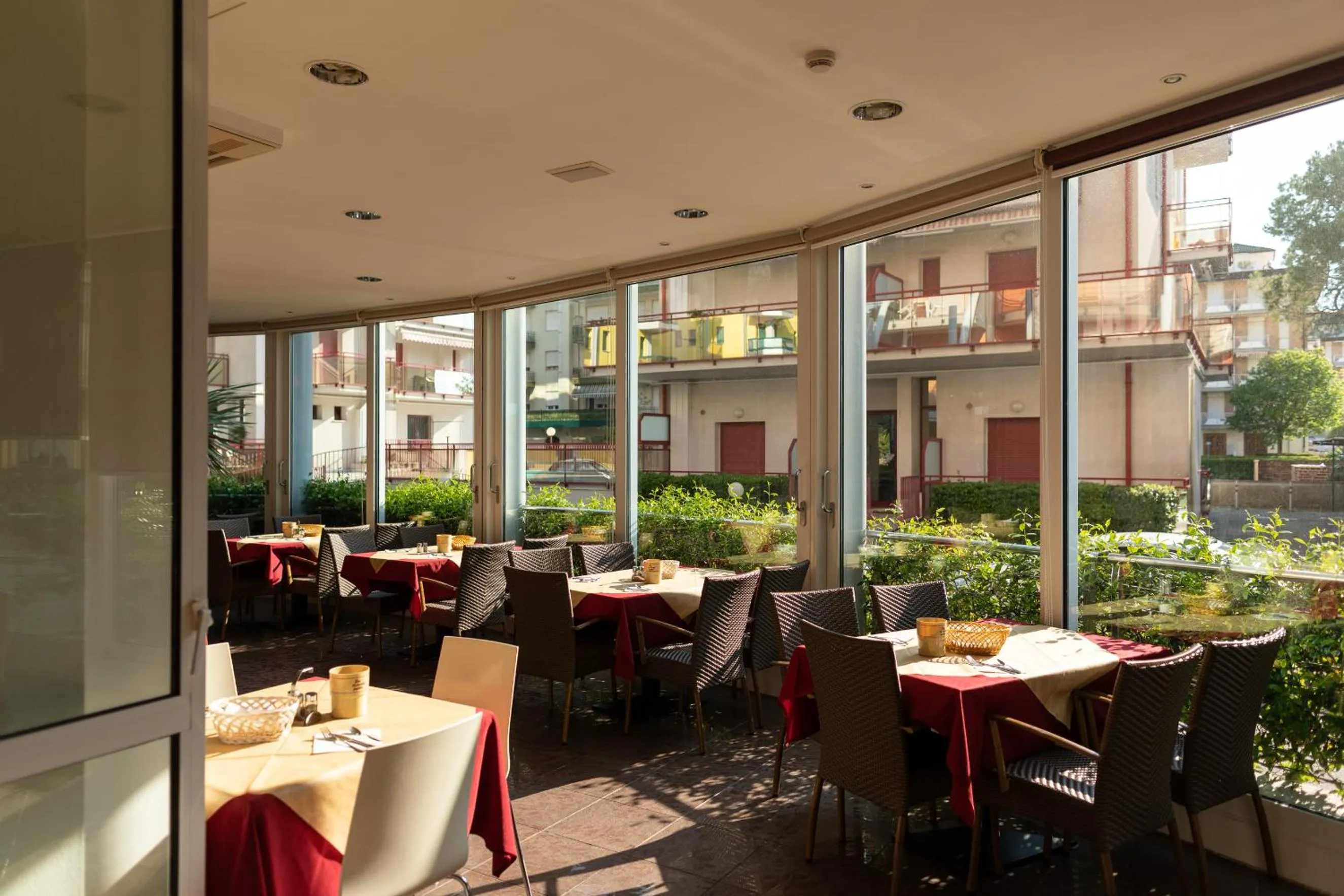 Restaurant/places to eat in Hotel Sheila