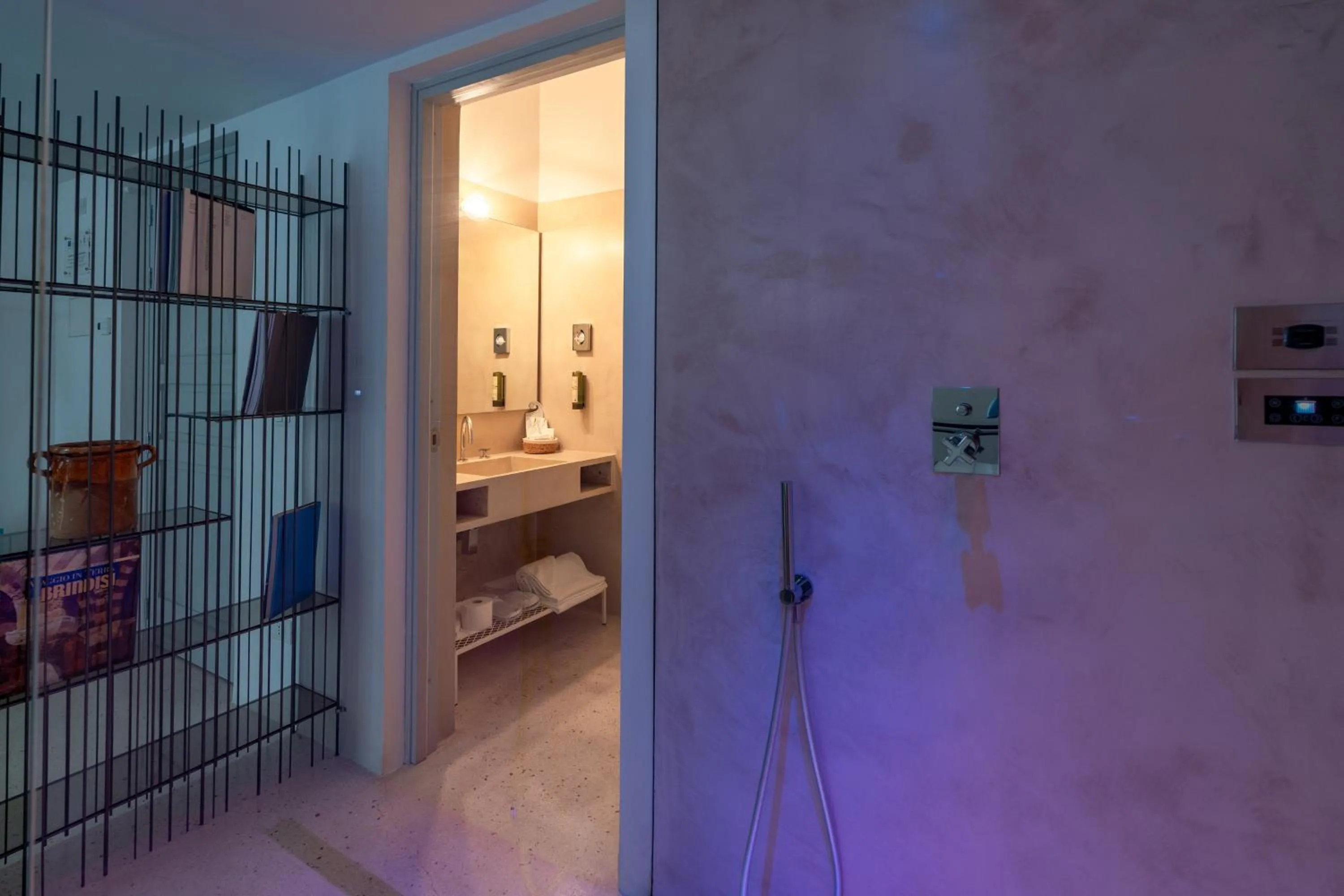 Bathroom, Bed in Donna Domenica Boutique Suites