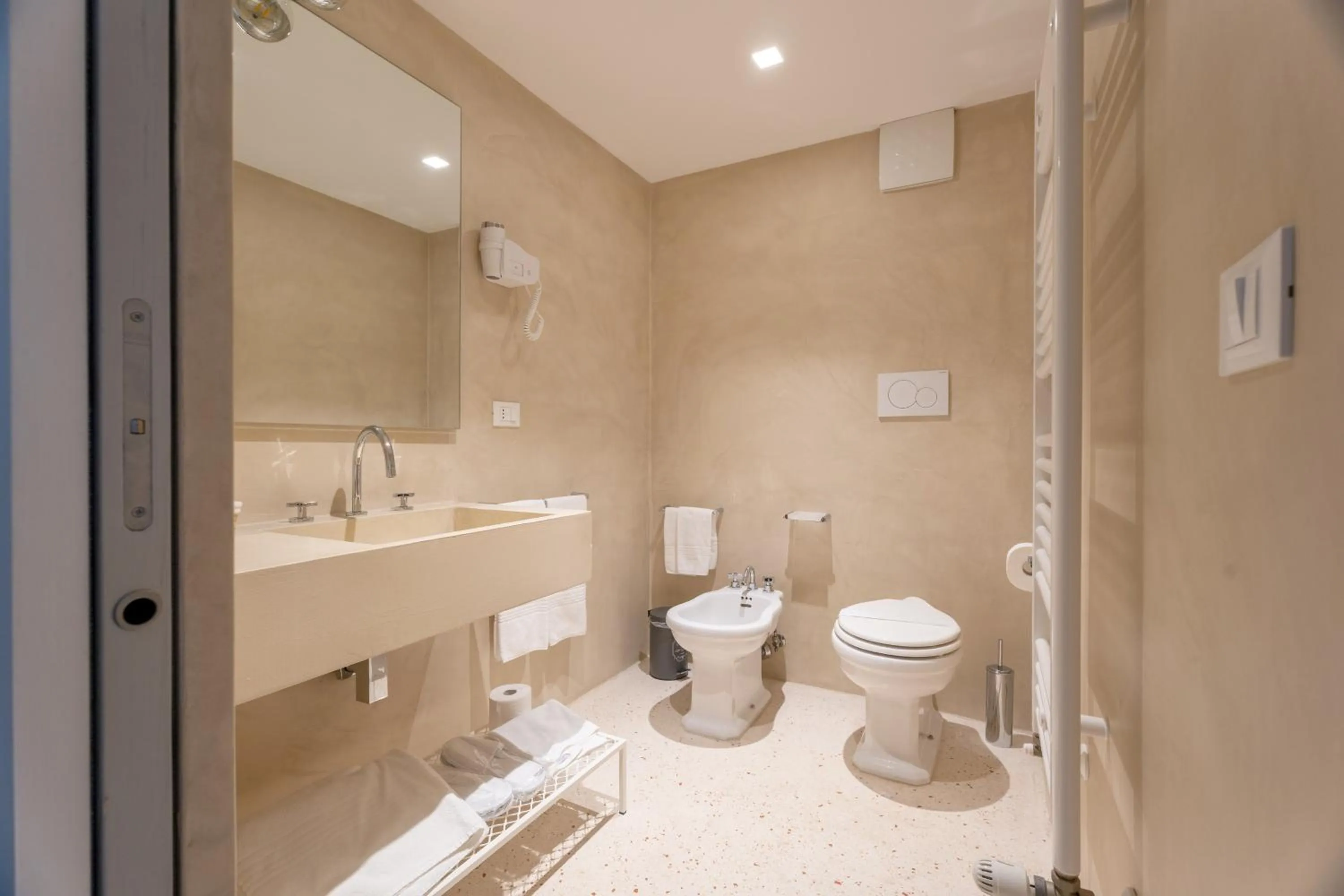 Toilet in Donna Domenica Boutique Suites