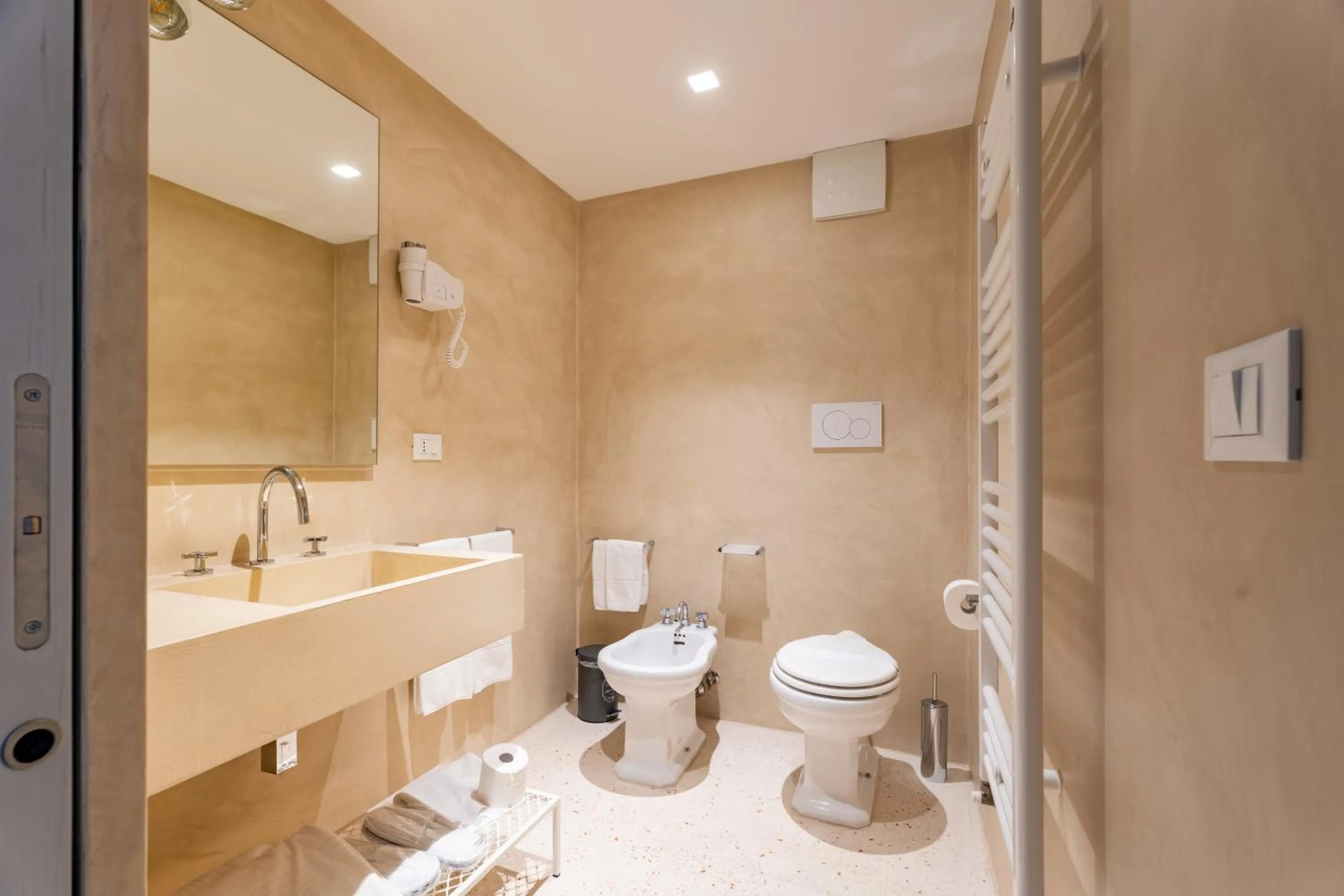 Shower in Donna Domenica Boutique Suites