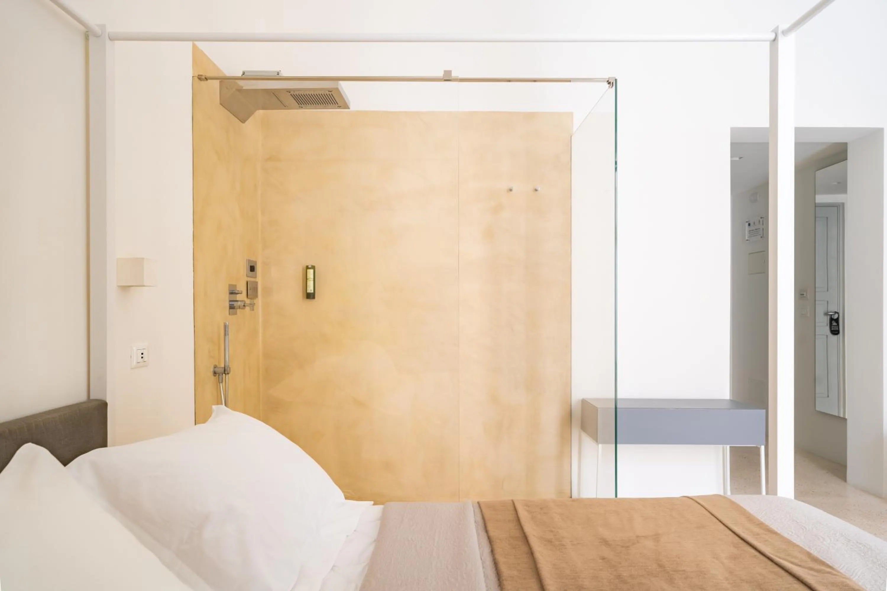 Shower, Bed in Donna Domenica Boutique Suites