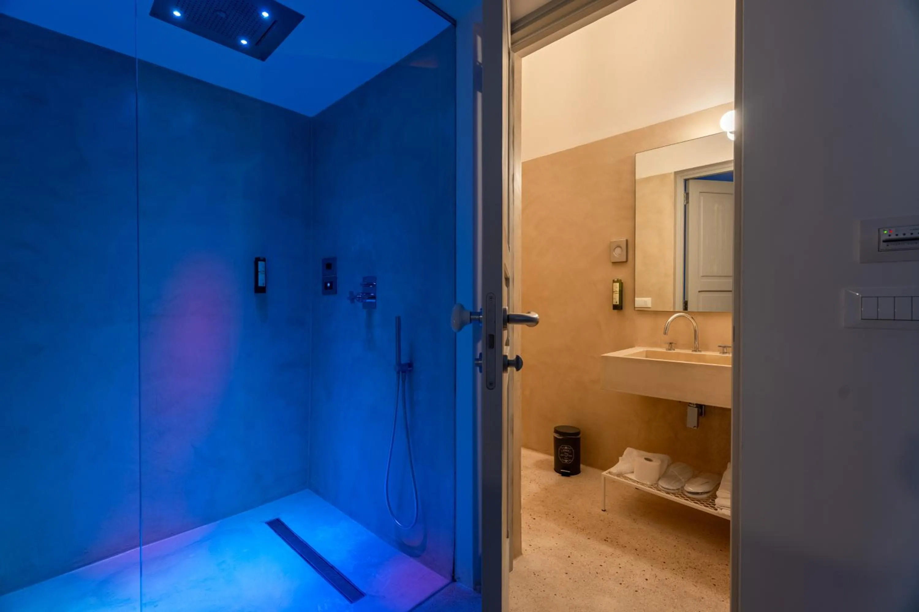 Shower in Donna Domenica Boutique Suites