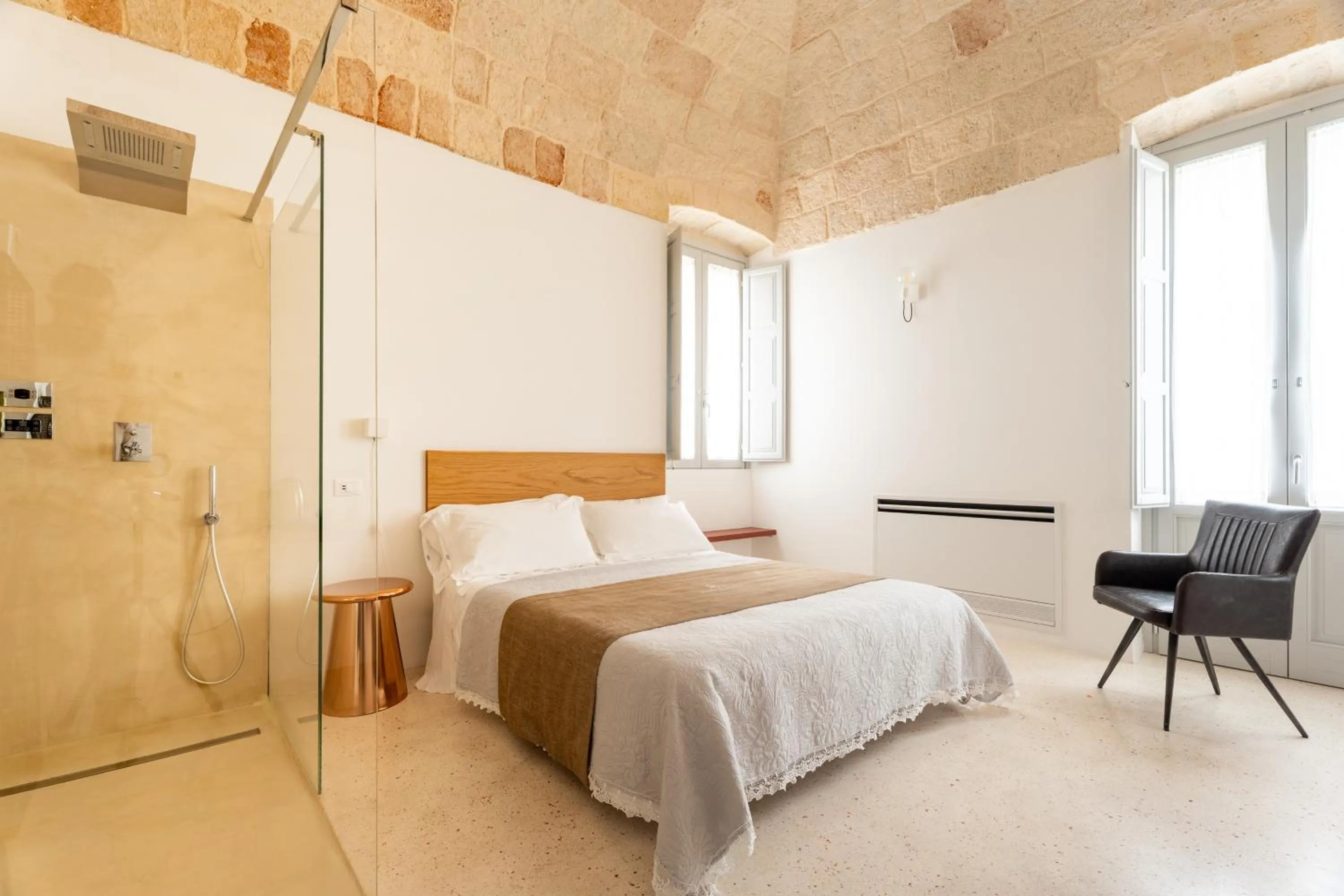 Shower, Bed in Donna Domenica Boutique Suites