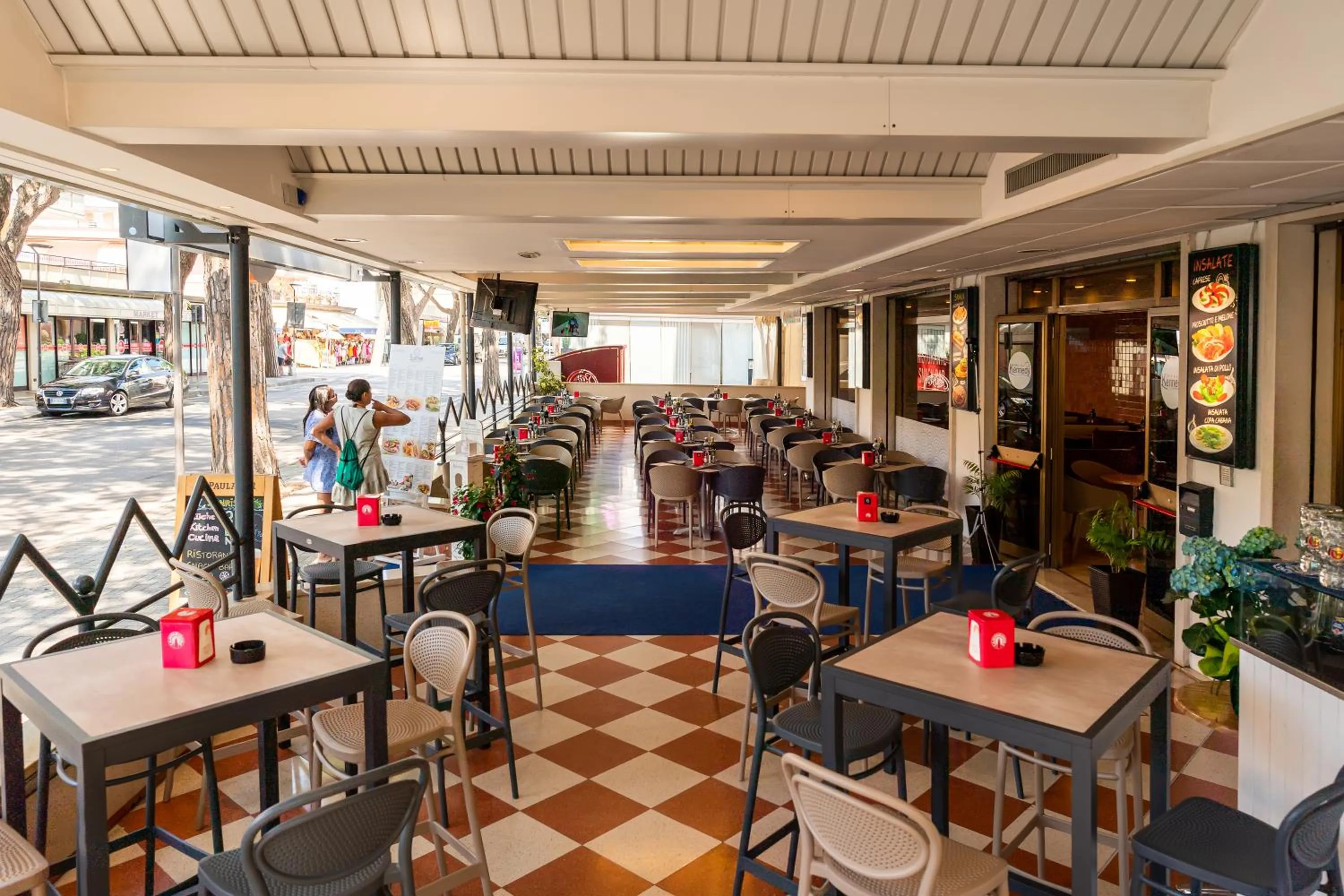 Restaurant/places to eat in Hotel Kennedy