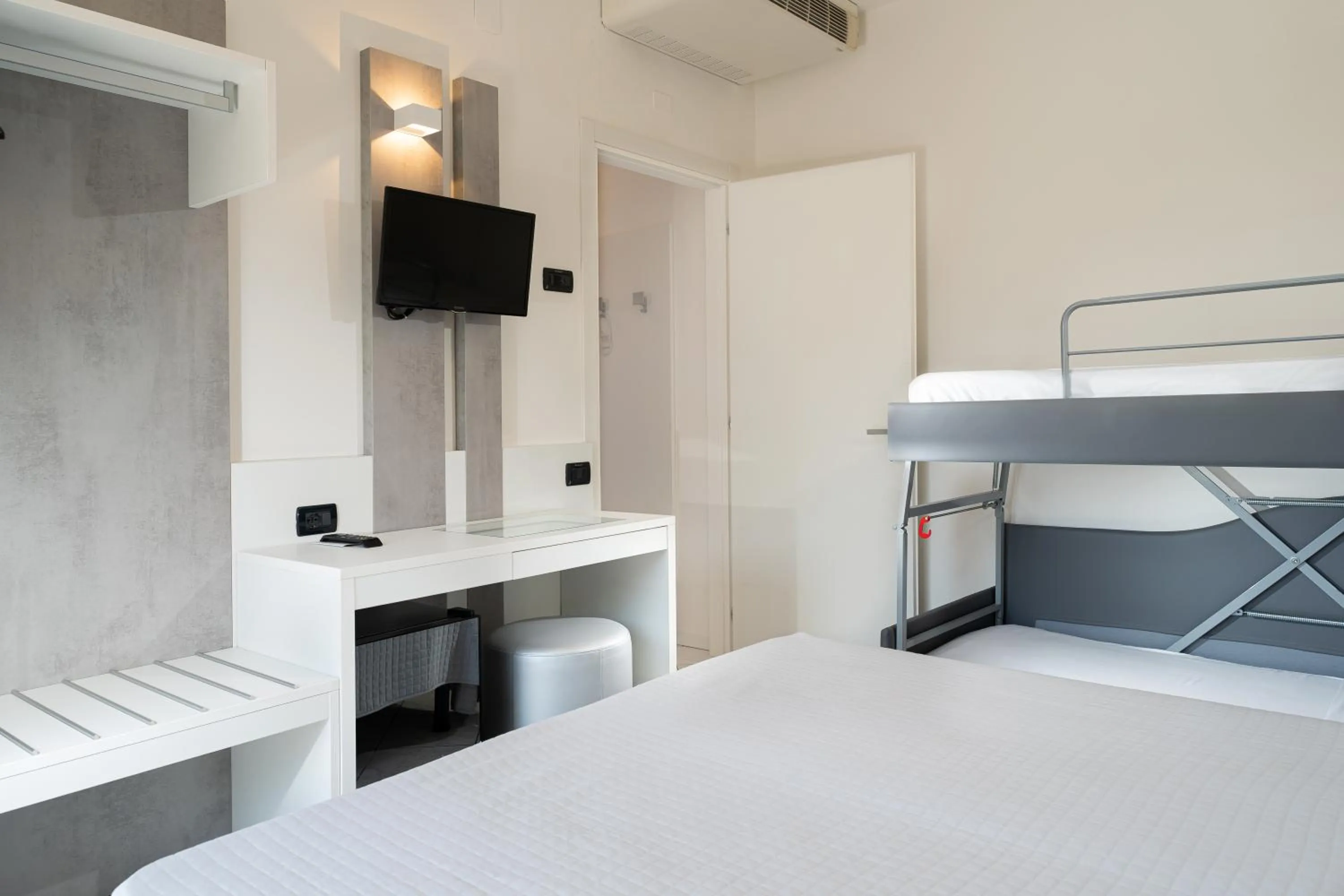 Photo of the whole room, Bed in Hotel Kennedy