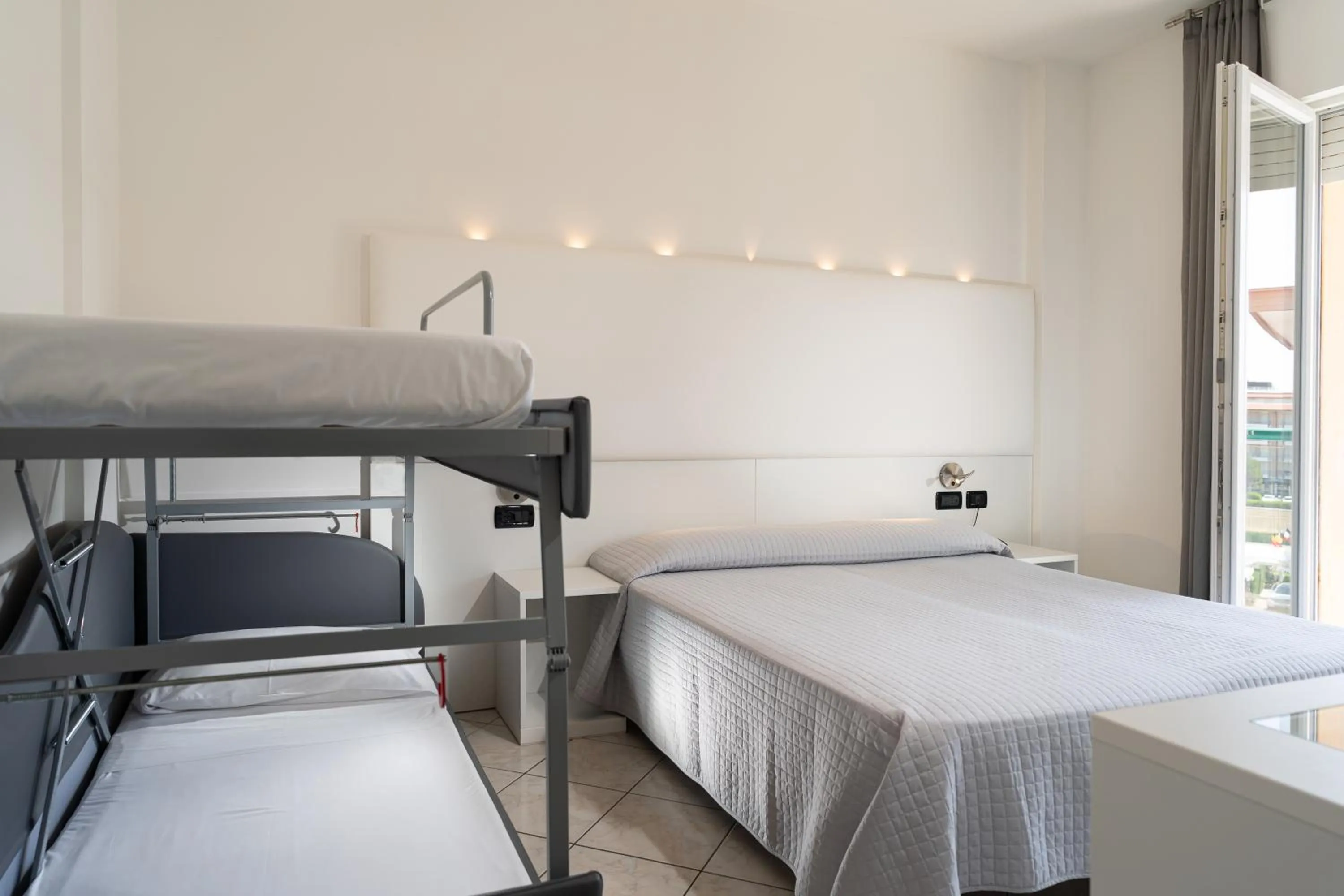 Photo of the whole room, Bed in Hotel Kennedy