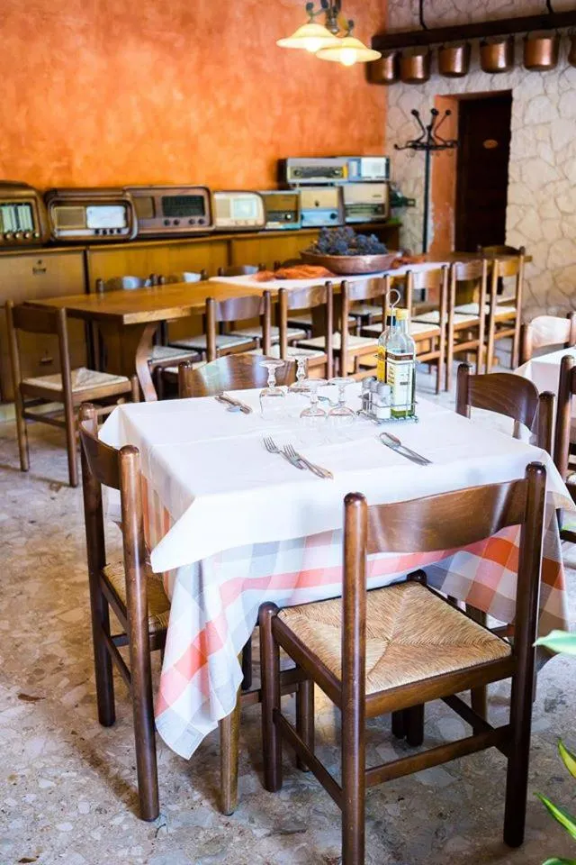 Restaurant/places to eat in Albergo Olivo