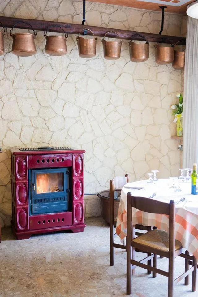 Restaurant/places to eat in Albergo Olivo