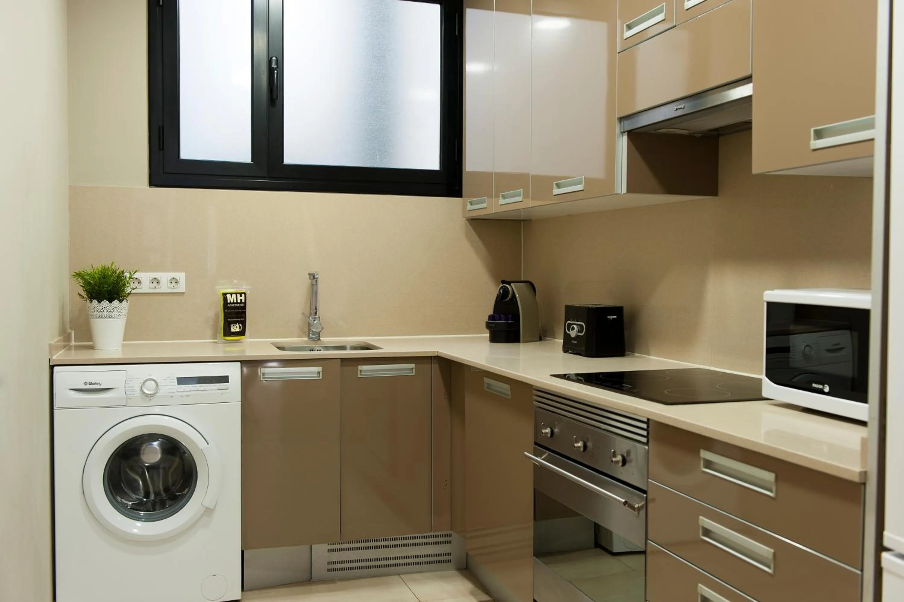 Kitchen or kitchenette in MH Apartments Sant Pau