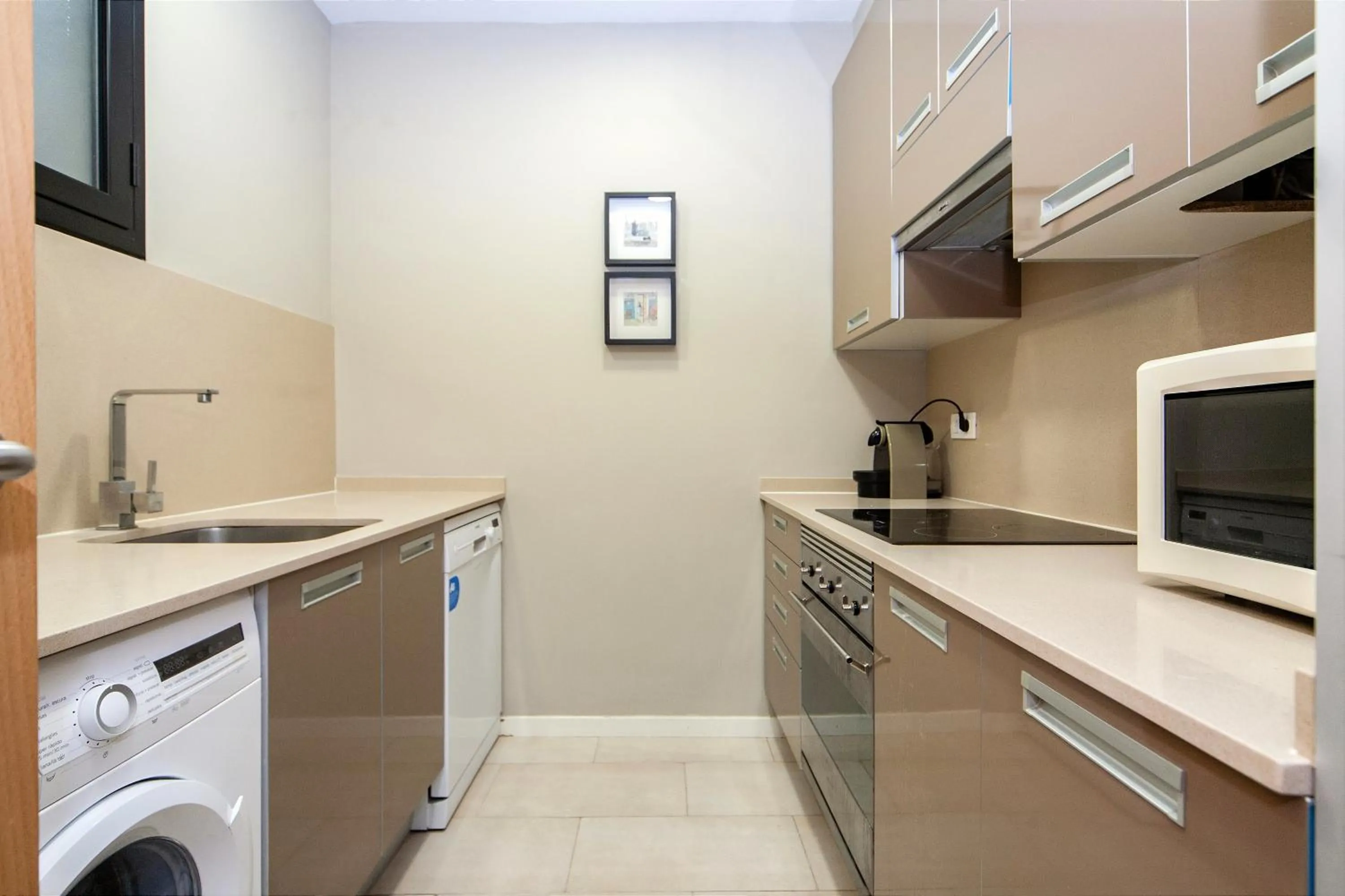 Kitchen or kitchenette in MH Apartments Sant Pau