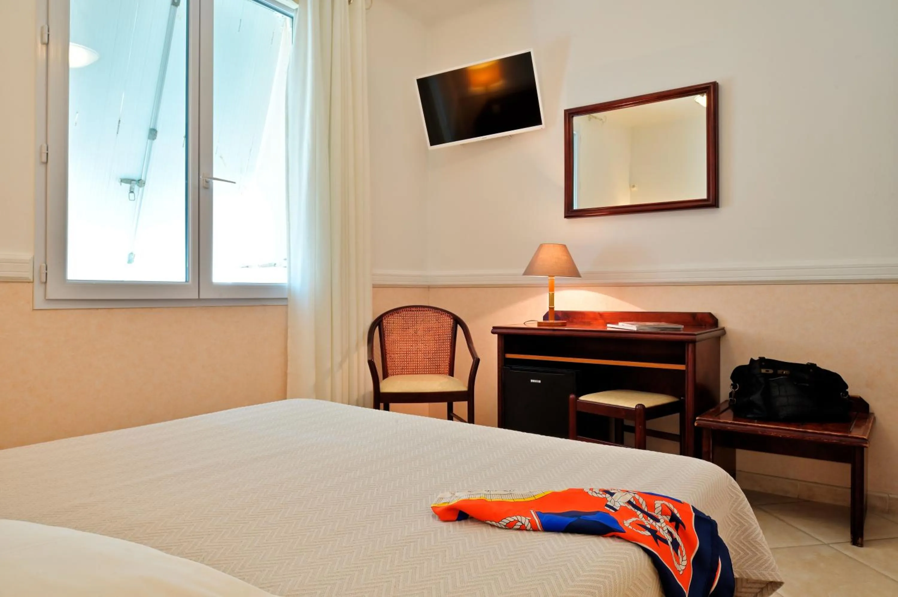 Photo of the whole room, Bed in Hotel Des Roches