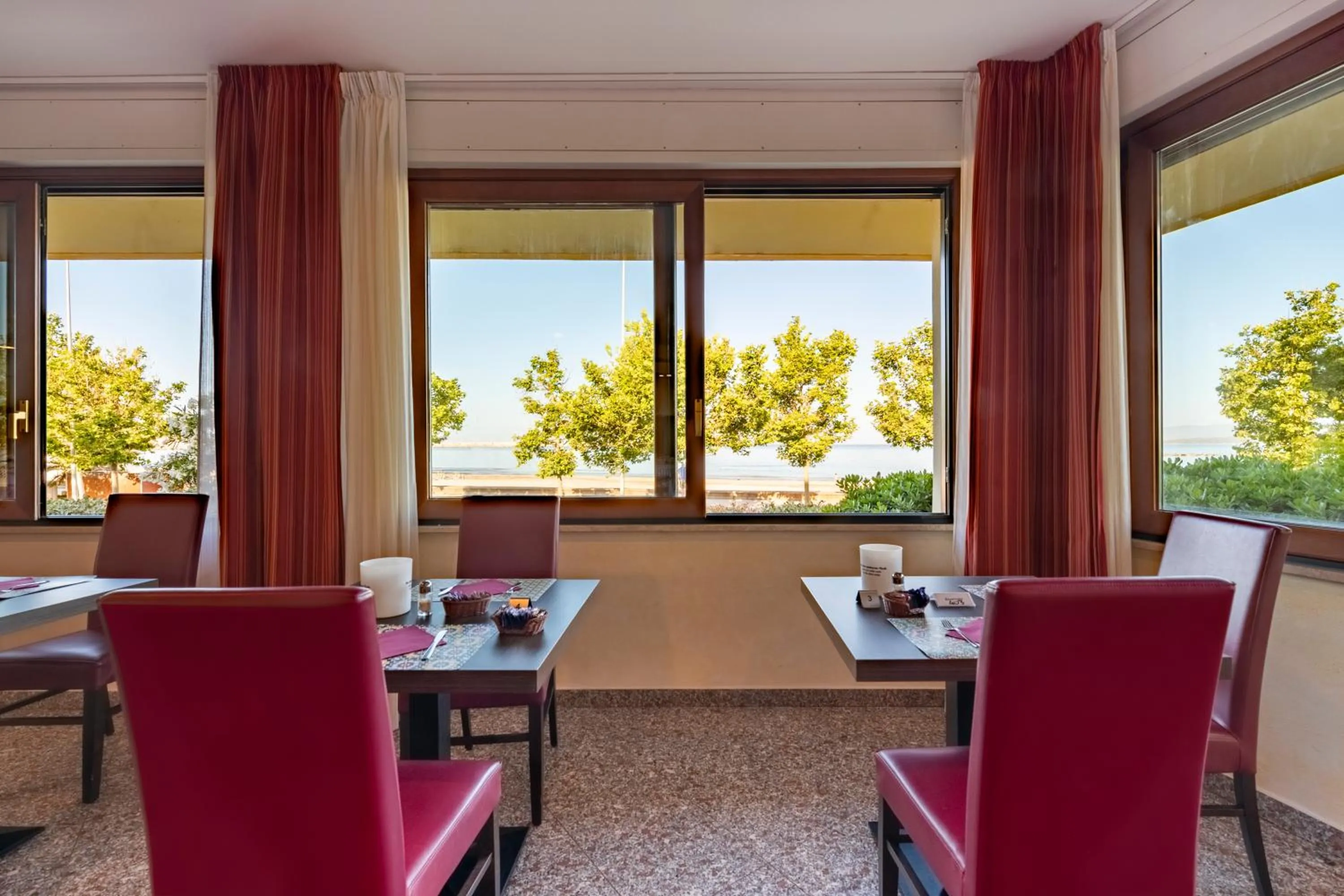 Restaurant/places to eat in Hotel Florida