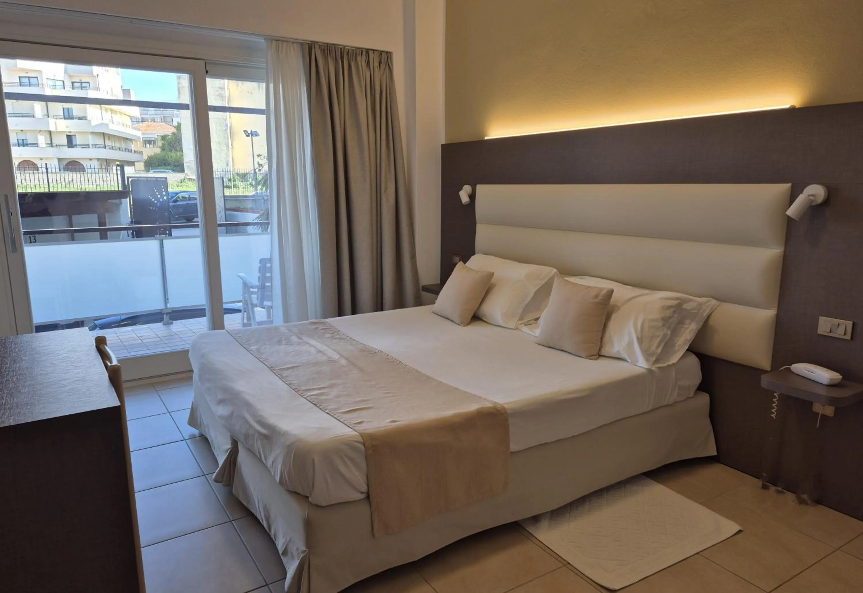 Inner courtyard view, Bed in Hotel Florida