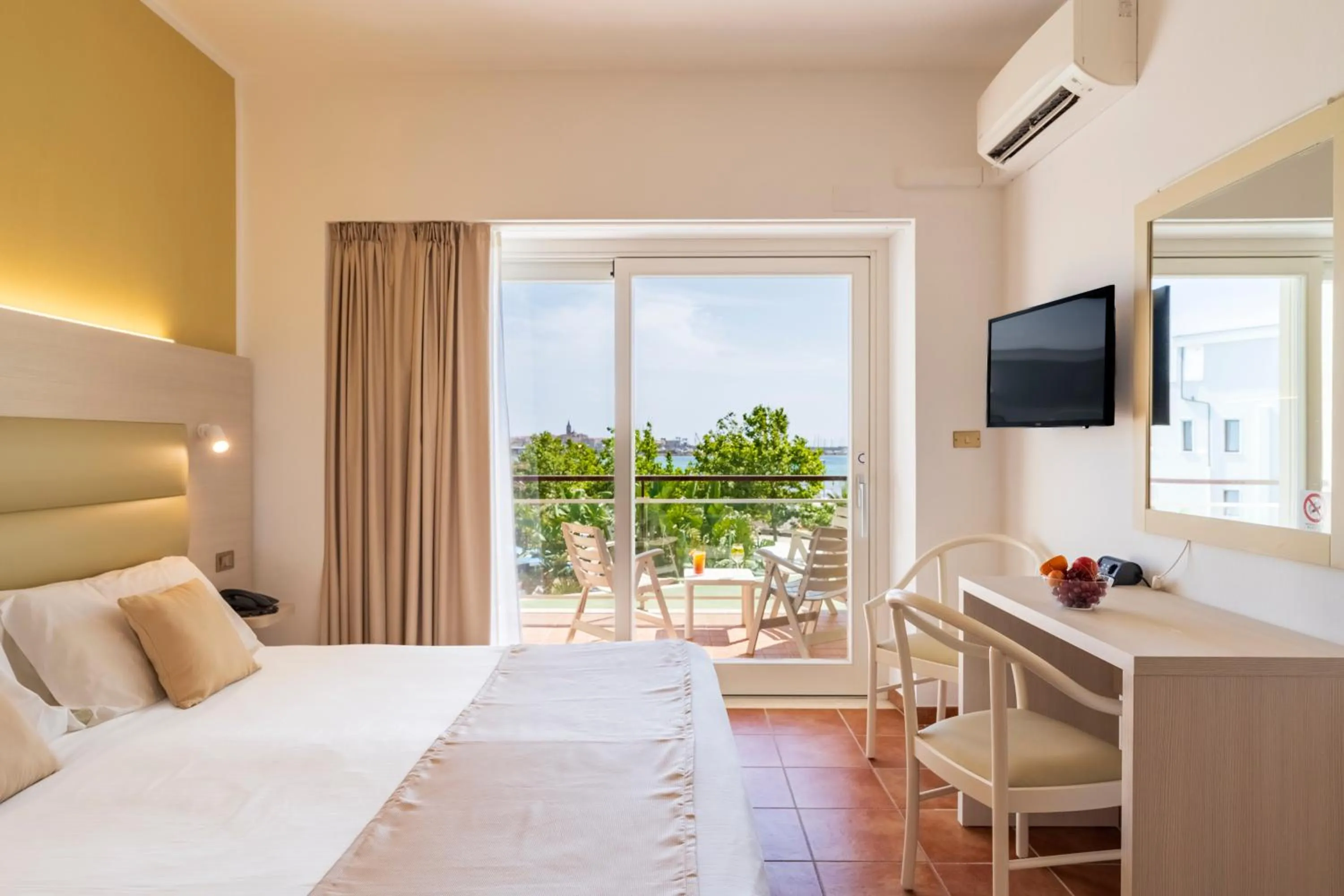 Balcony/Terrace, Bed in Hotel Florida