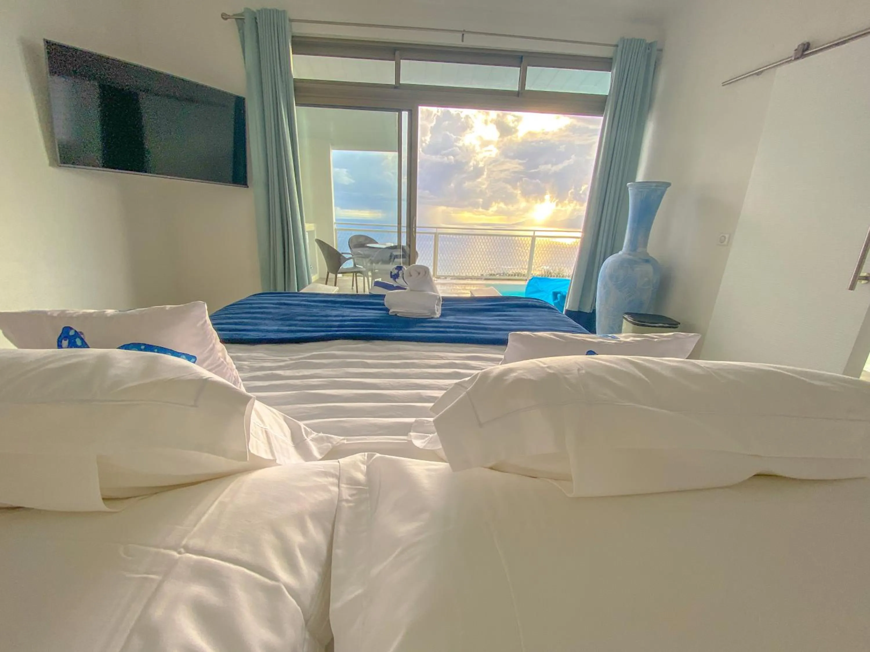 Deluxe Suite with Sea View in Ninamu Pearl Guest House