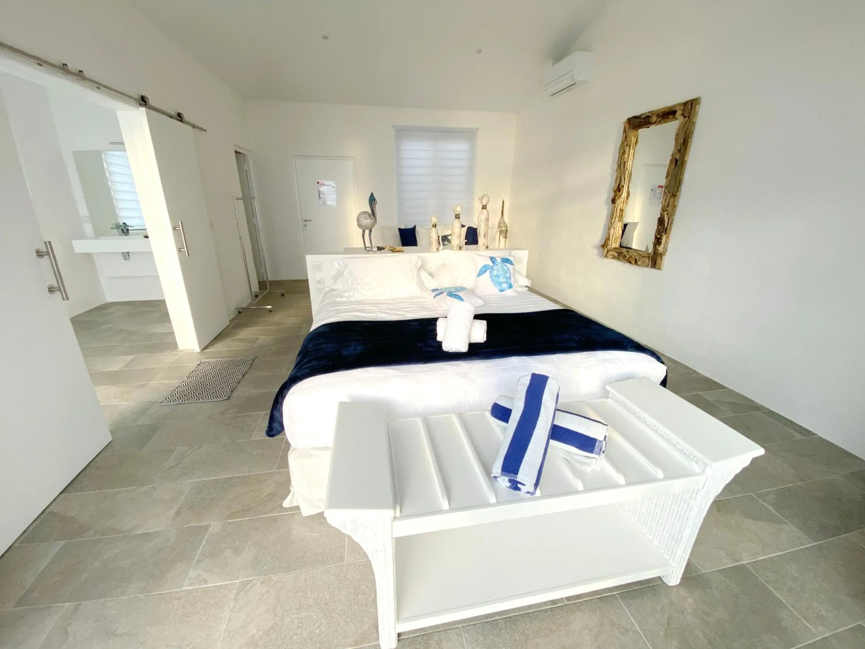 Deluxe Suite with Sea View in Ninamu Pearl Guest House