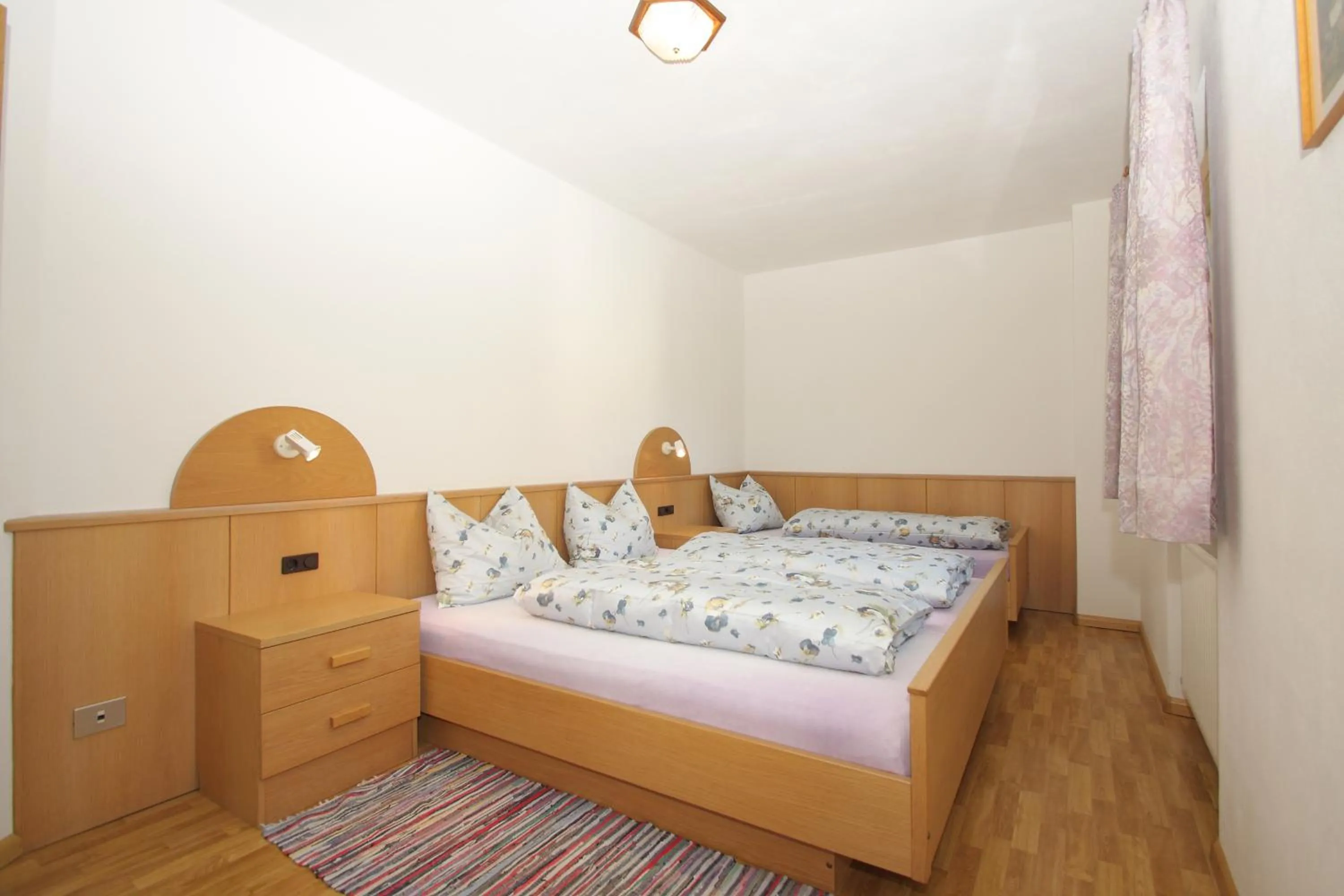 Photo of the whole room, Bed in Paderlafoderhof
