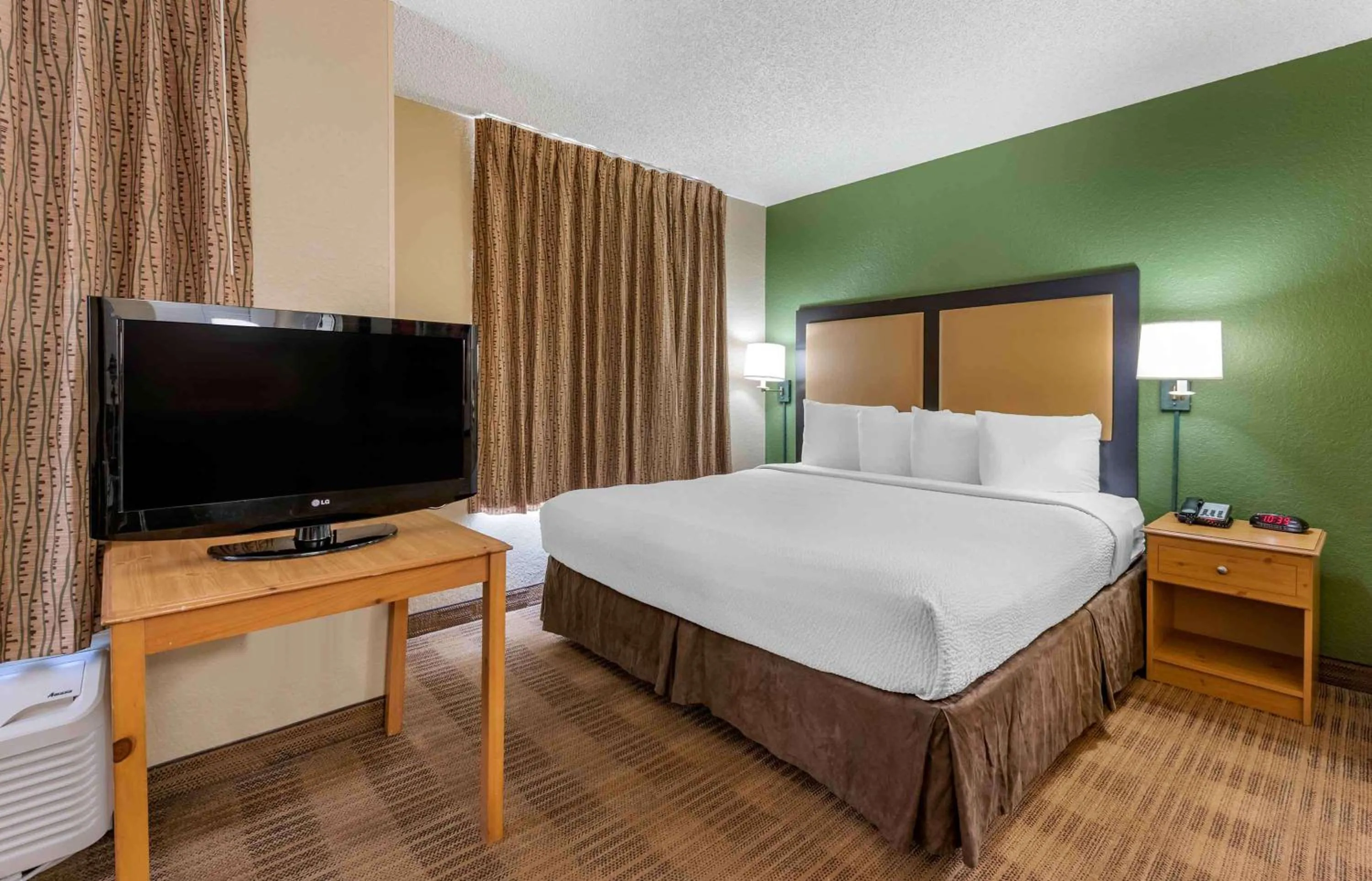 Bedroom, Bed in Extended Stay America Suites - Orlando - Altamonte Springs